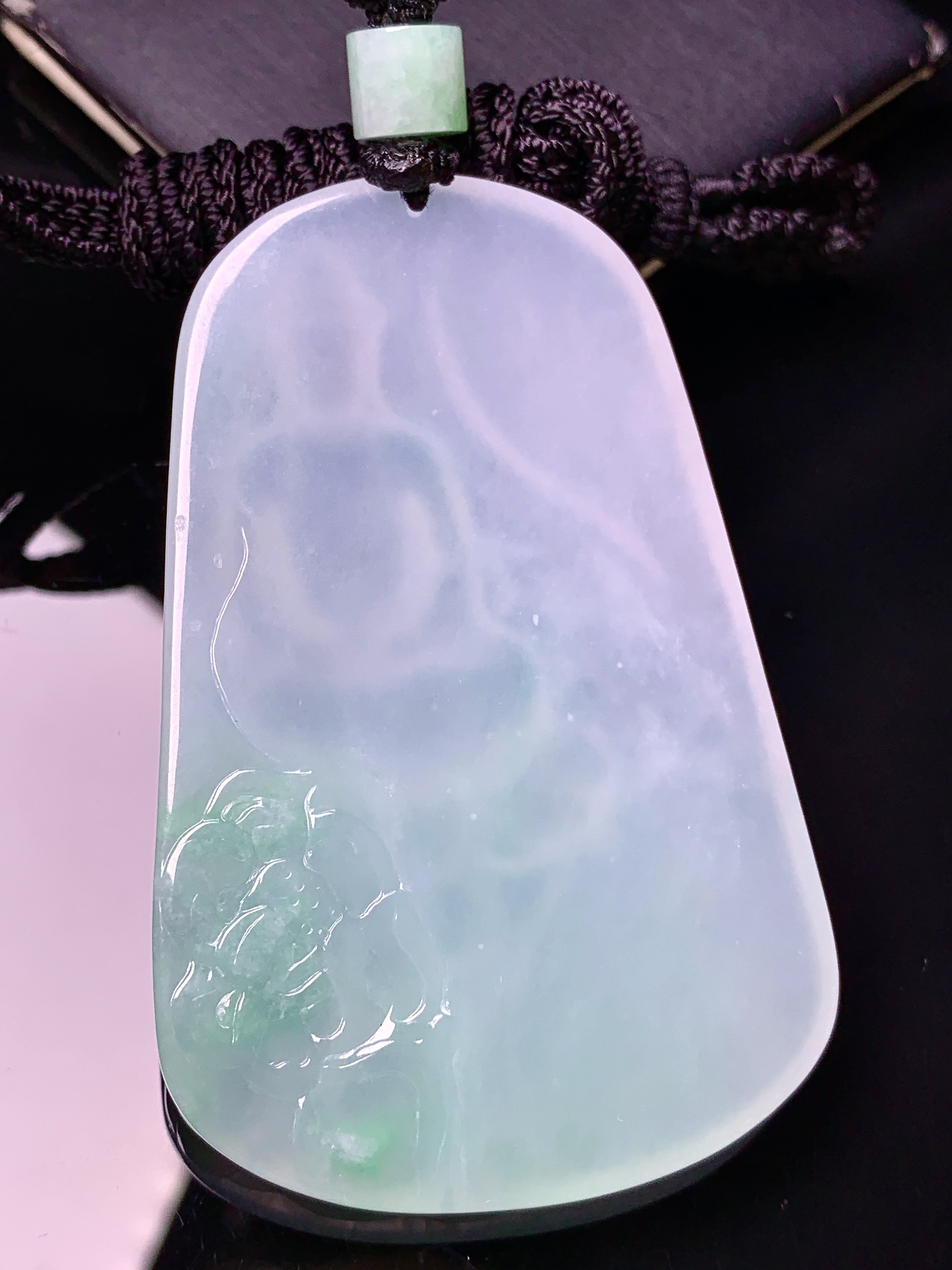 飘绿观音菩萨吊坠 玉质细腻 色泽艳丽清新 水润亮眼 整体尺寸67.2*42.5*6 L1