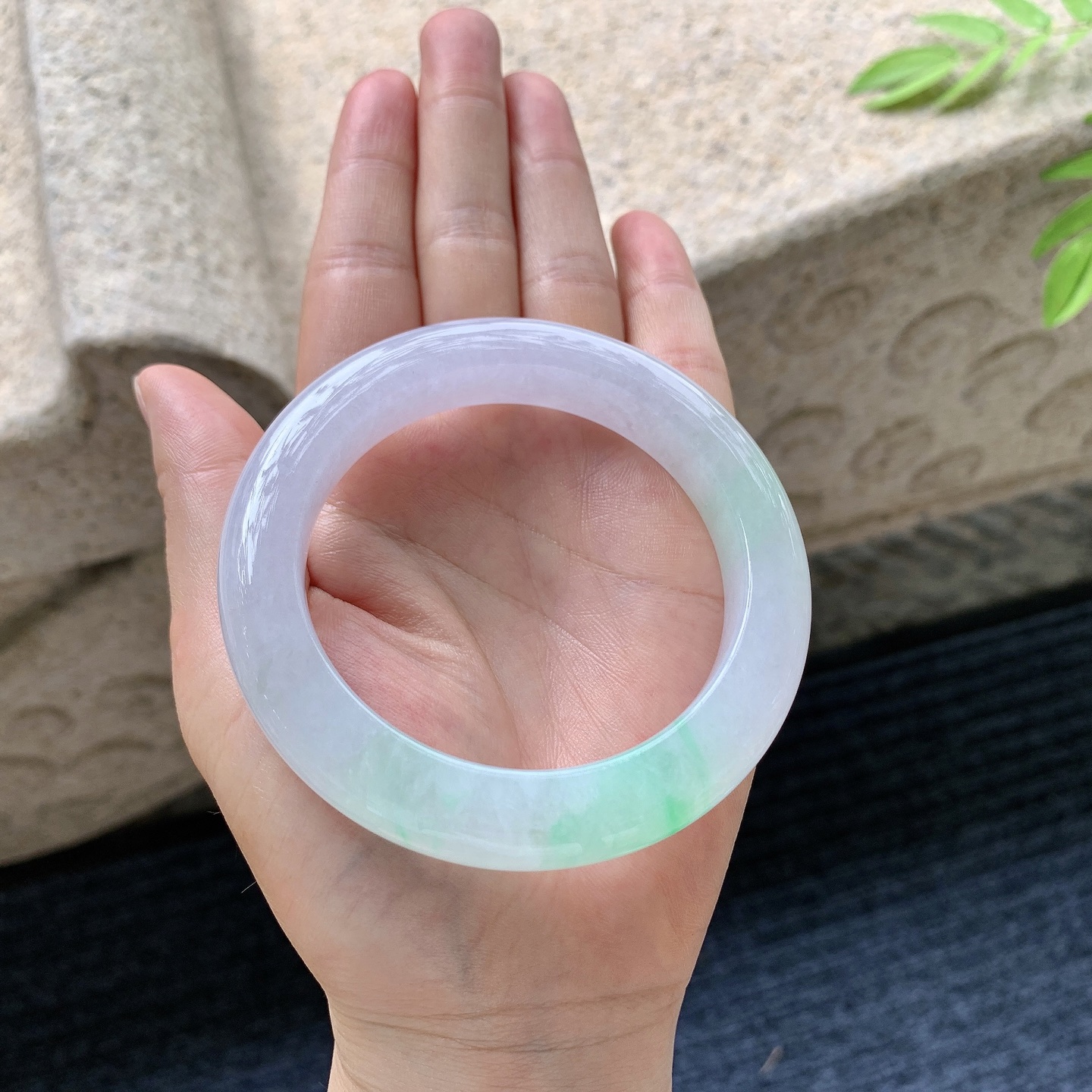 正圈55 56，圈口56.6/11.4/11，编码GL080328，描述冰糯春彩，水润，种老，细腻，打灯有棉线