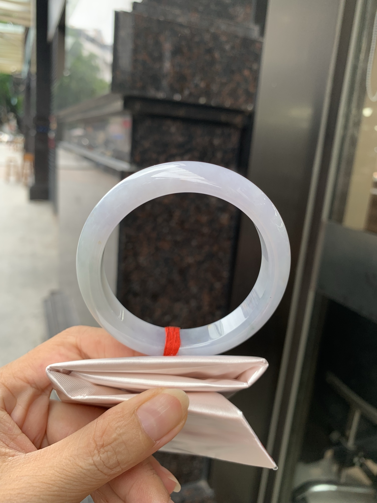三彩正圈,底妆水润，春彩洒金，有三彩特色，仿佛彩虹般的色彩，绚丽梦幻，气质清新淡雅，上手靓丽大方。