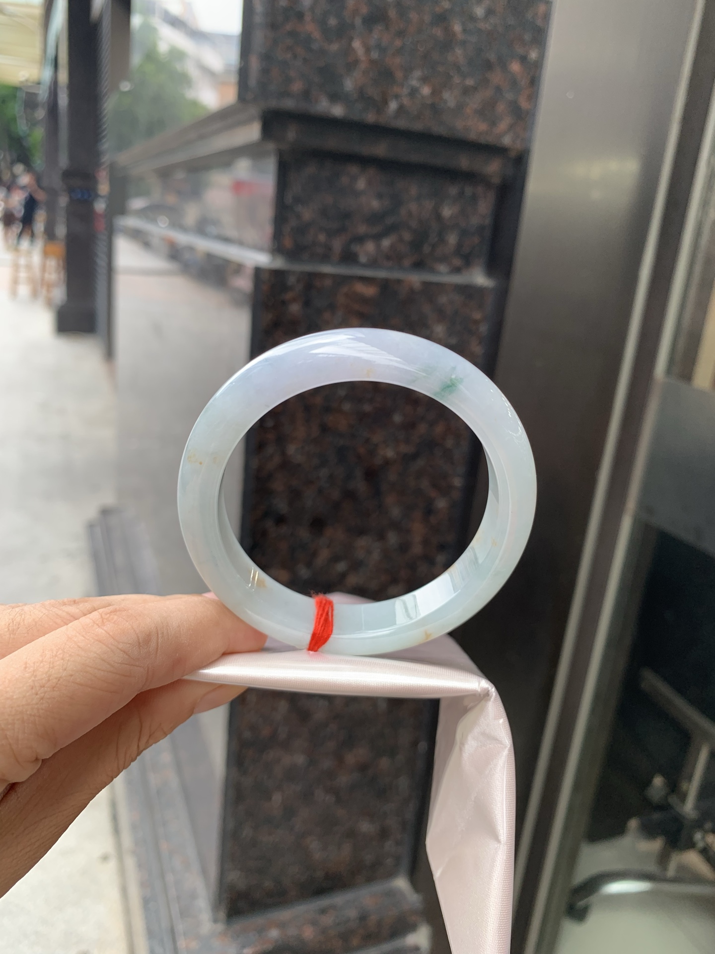 三彩正圈, 底妆水润，春彩洒金，有三彩特色，仿佛彩虹般的色彩，绚丽梦幻，气质清新淡雅，上手靓丽大方。