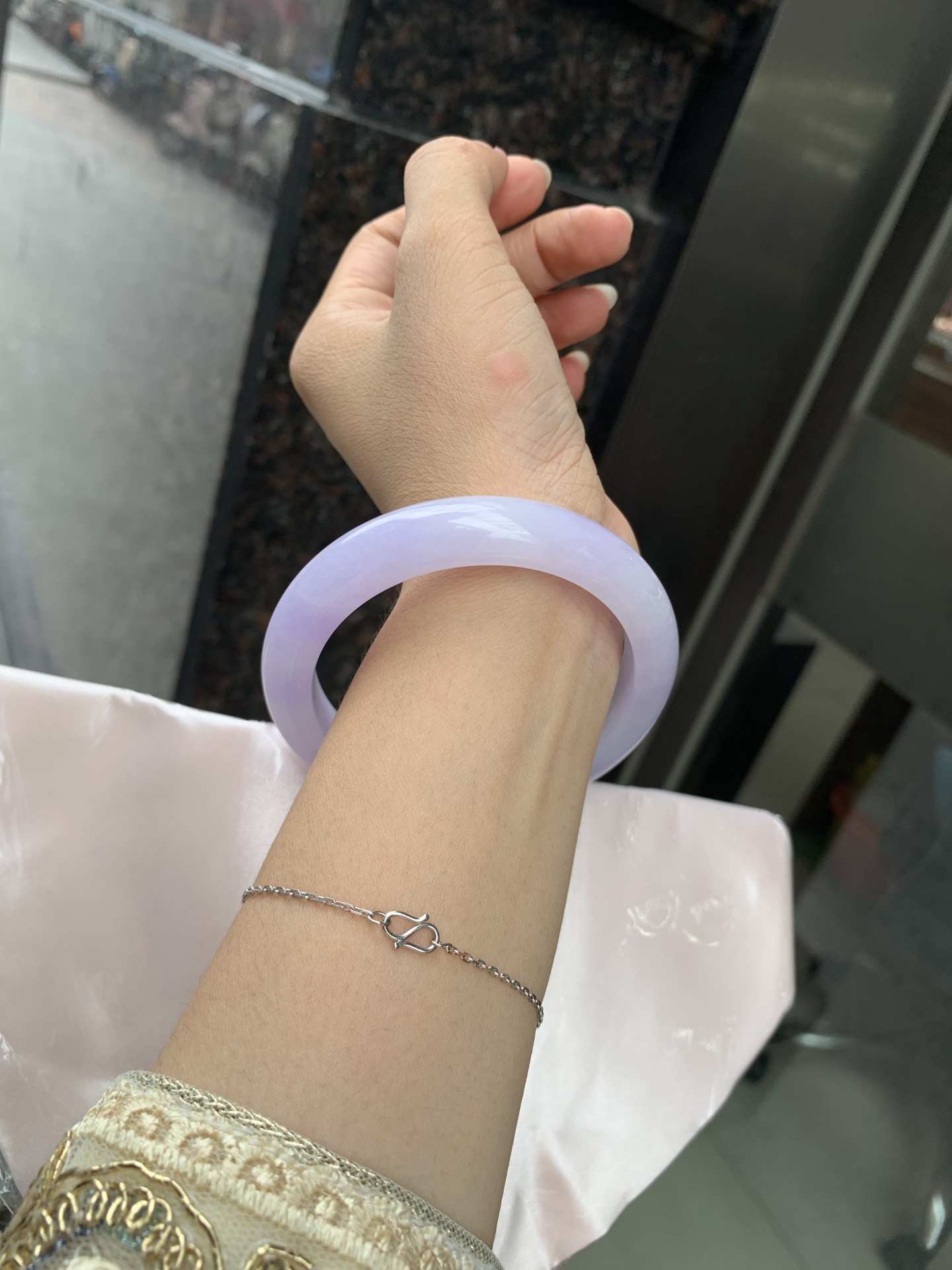 春彩正圈，打灯细纹，内圈微扣，底妆水润，满圈紫罗兰吸睛抢眼，两抹绿花点缀，浪漫迷人，仙气飘飘，优雅高贵显气质，感满满，紫罗兰自然光不失色，不同光线不一样视觉感受