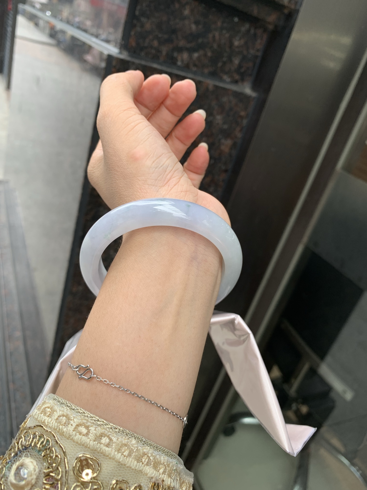 三彩正圈,底妆水润，春彩洒金，有三彩特色，仿佛彩虹般的色彩，绚丽梦幻，气质清新淡雅，上手靓丽大方。