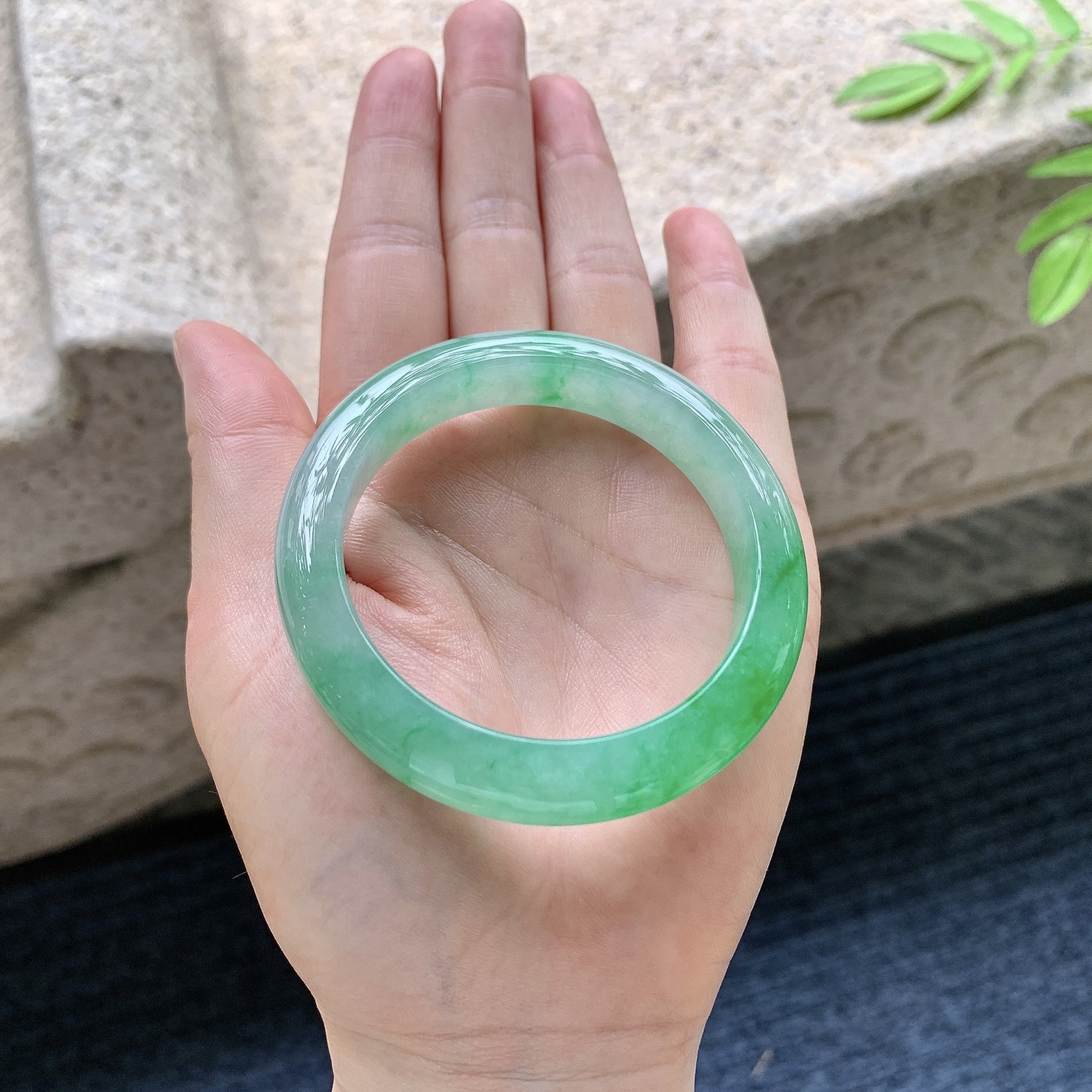 正圈50 51，圈口51.2/10.7/8.3，编码ZLD080310，冰糯飘辣绿，水润，种老，细腻，打灯有絮线