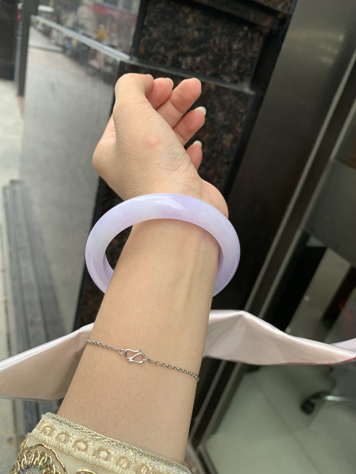 春彩正圈，打灯细纹，内圈微扣，底妆水润，满圈紫罗兰吸睛抢眼，两抹绿花点缀，浪漫迷人，仙气飘飘，优雅高贵显气质，感满满，紫罗兰自然光不失色，不同光线不一样视觉感受