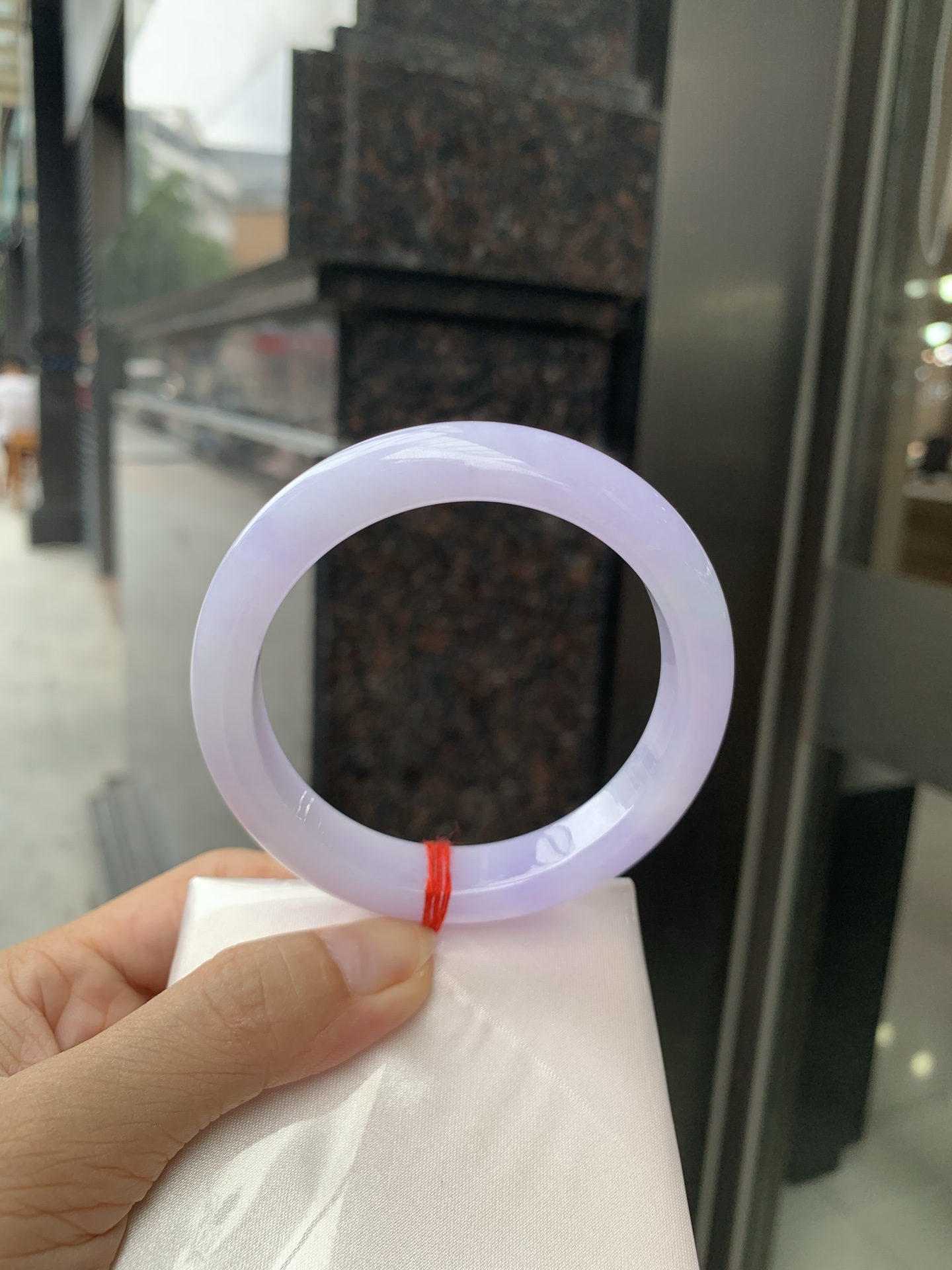春彩正圈，打灯细纹，内圈微扣，底妆水润，满圈紫罗兰吸睛抢眼，两抹绿花点缀，浪漫迷人，仙气飘飘，优雅高贵显气质，感满满，紫罗兰自然光不失色，不同光线不一样视觉感受