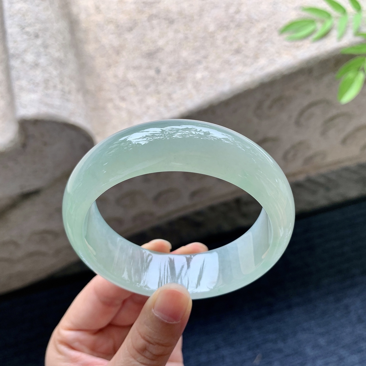 正圈58 59，圈口59.3/19.4/8.7，编码HC080225，糯冰晴绿，水润，种老，细腻，打灯有絮线