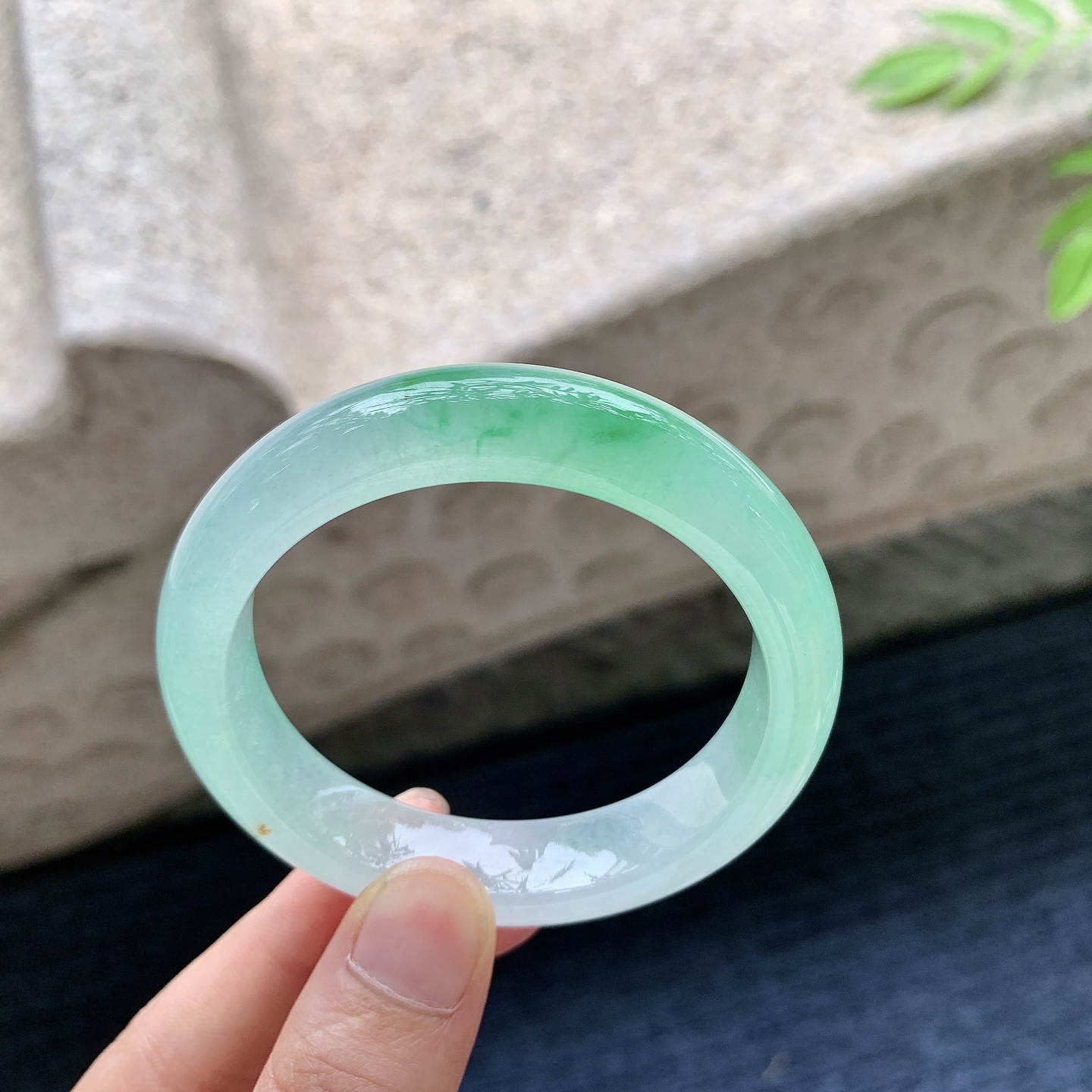 正圈49 50，圈口50.8/12.2/8，编码LH080304，描述冰糯飘阳绿，清透，水润，种老，细腻，打灯有絮线