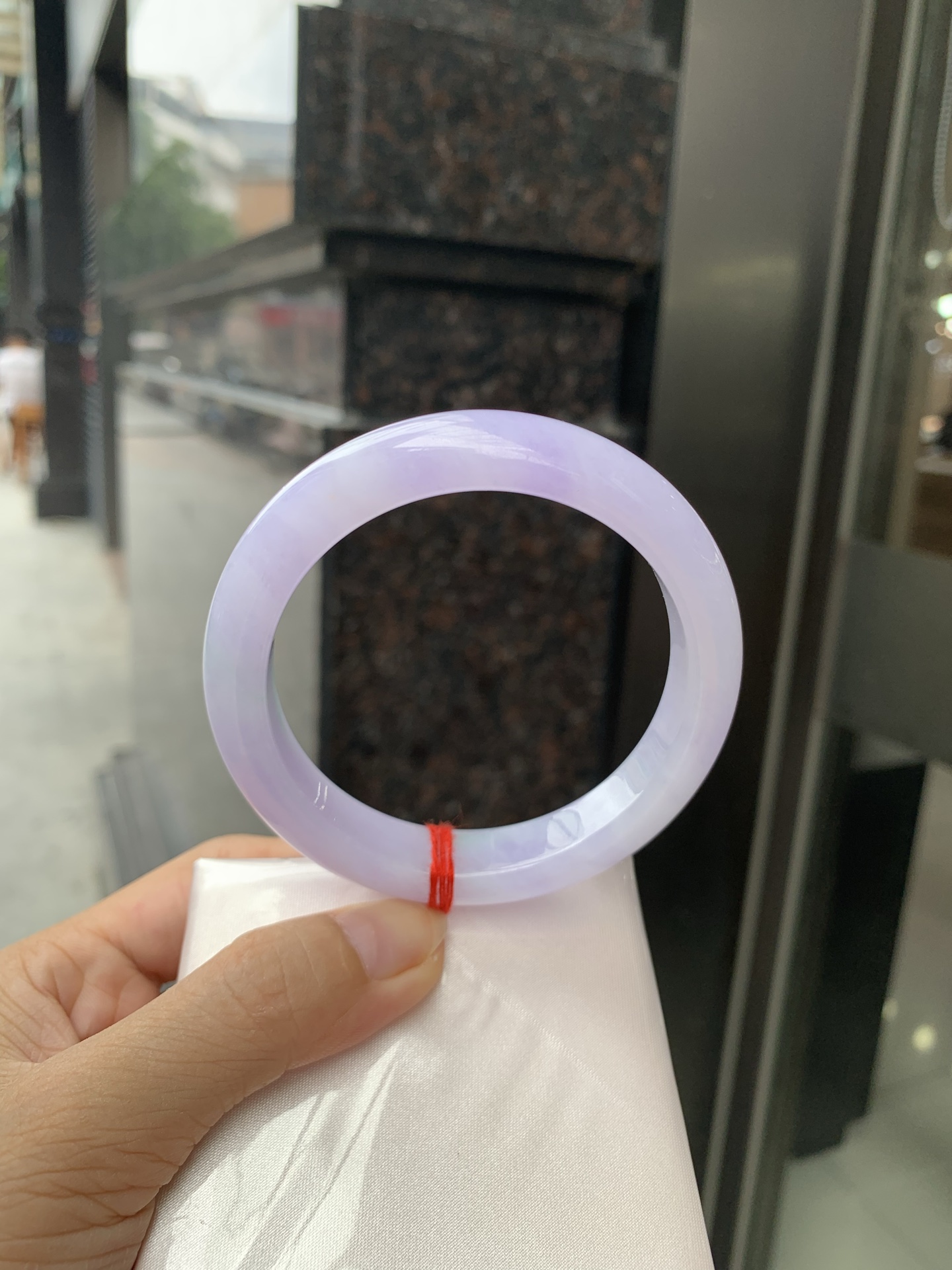 春彩正圈，打灯细纹，内圈微扣，底妆水润，满圈紫罗兰吸睛抢眼，两抹绿花点缀，浪漫迷人，仙气飘飘，优雅高贵显气质，感满满，紫罗兰自然光不失色，不同光线不一样视觉感受