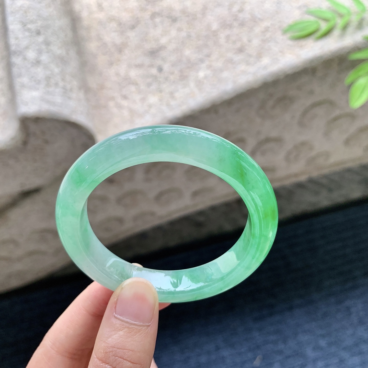 正圈50 51，圈口51.2/10.7/8.3，编码ZLD080310，冰糯飘辣绿，水润，种老，细腻，打灯有絮线