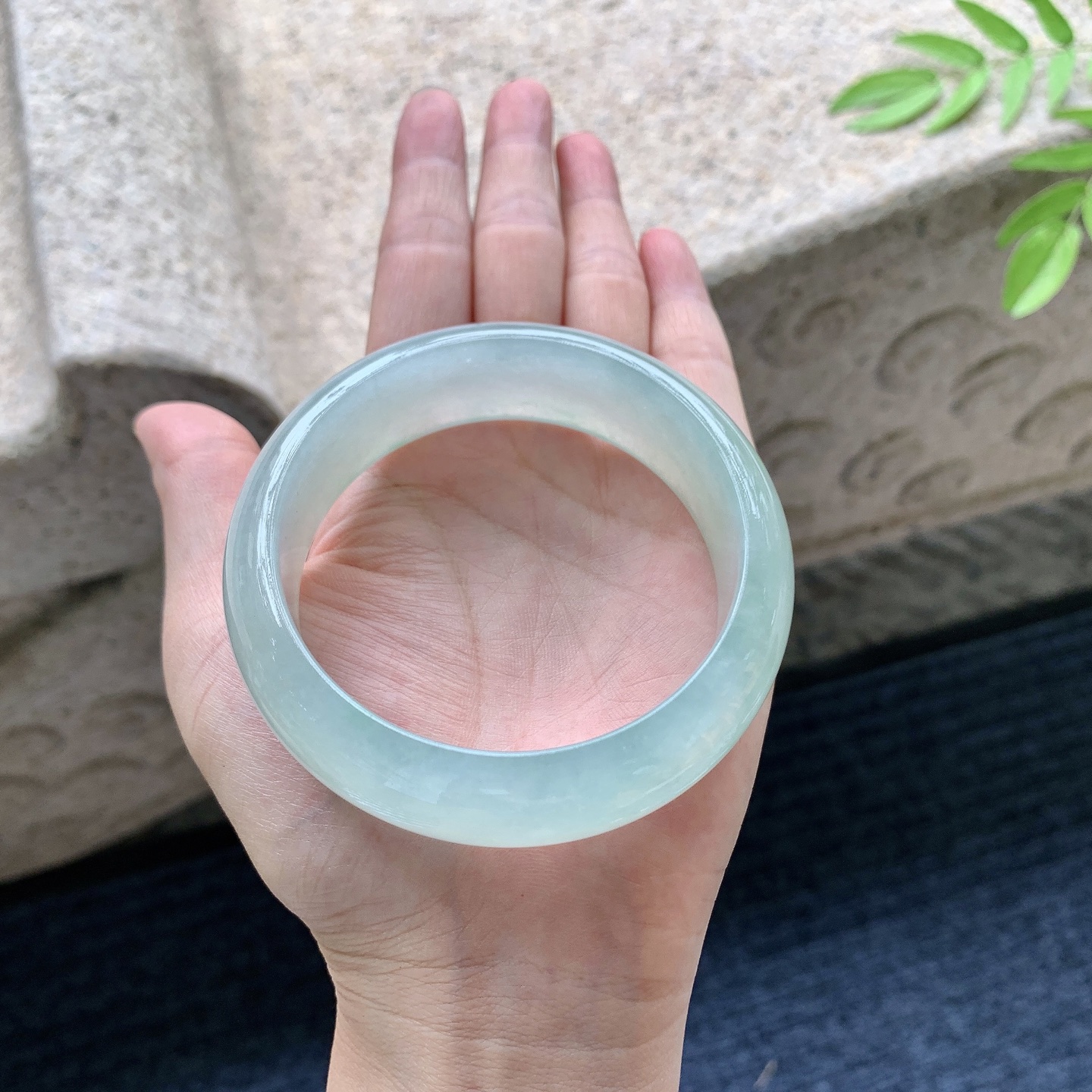 正圈58 59，圈口59.3/19.4/8.7，编码HC080225，糯冰晴绿，水润，种老，细腻，打灯有絮线