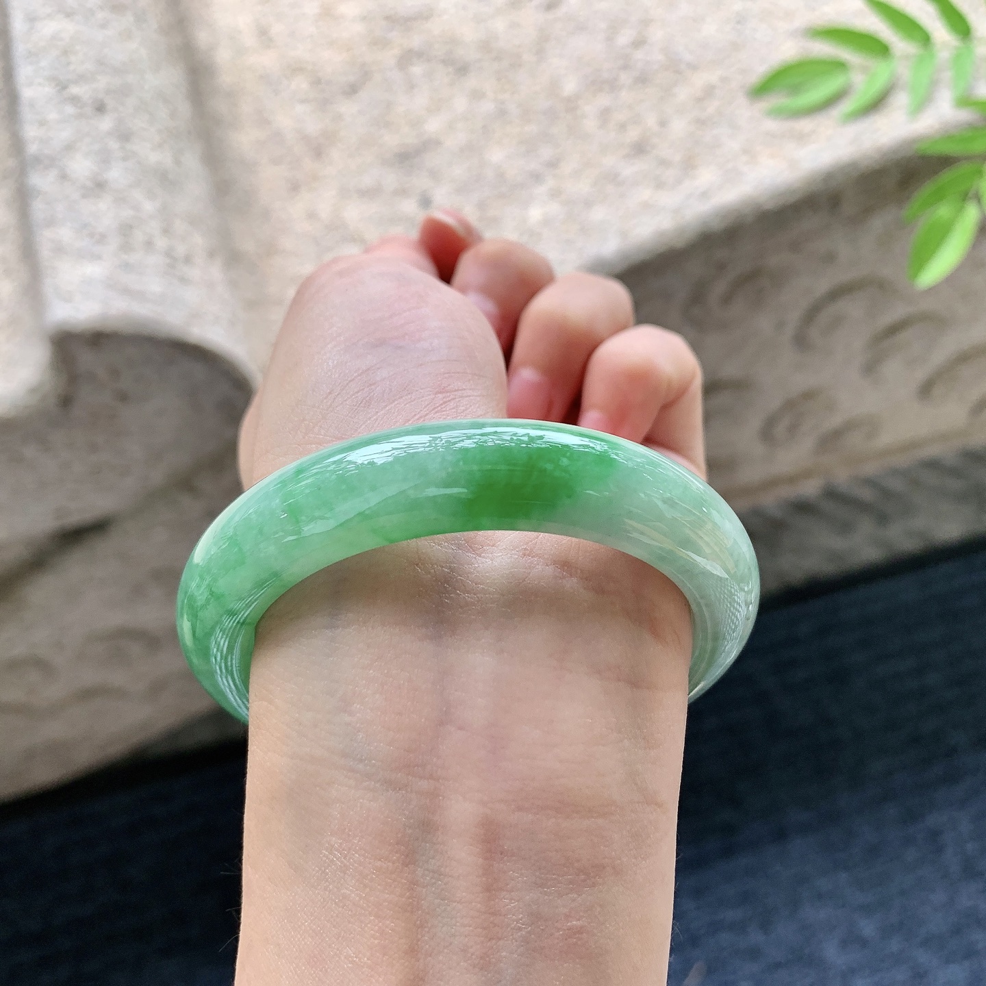 正圈54 55，圈口55.2/12.1/9.2，编码W6080222，糯冰飘绿，水润，种老，细腻，打灯絮线