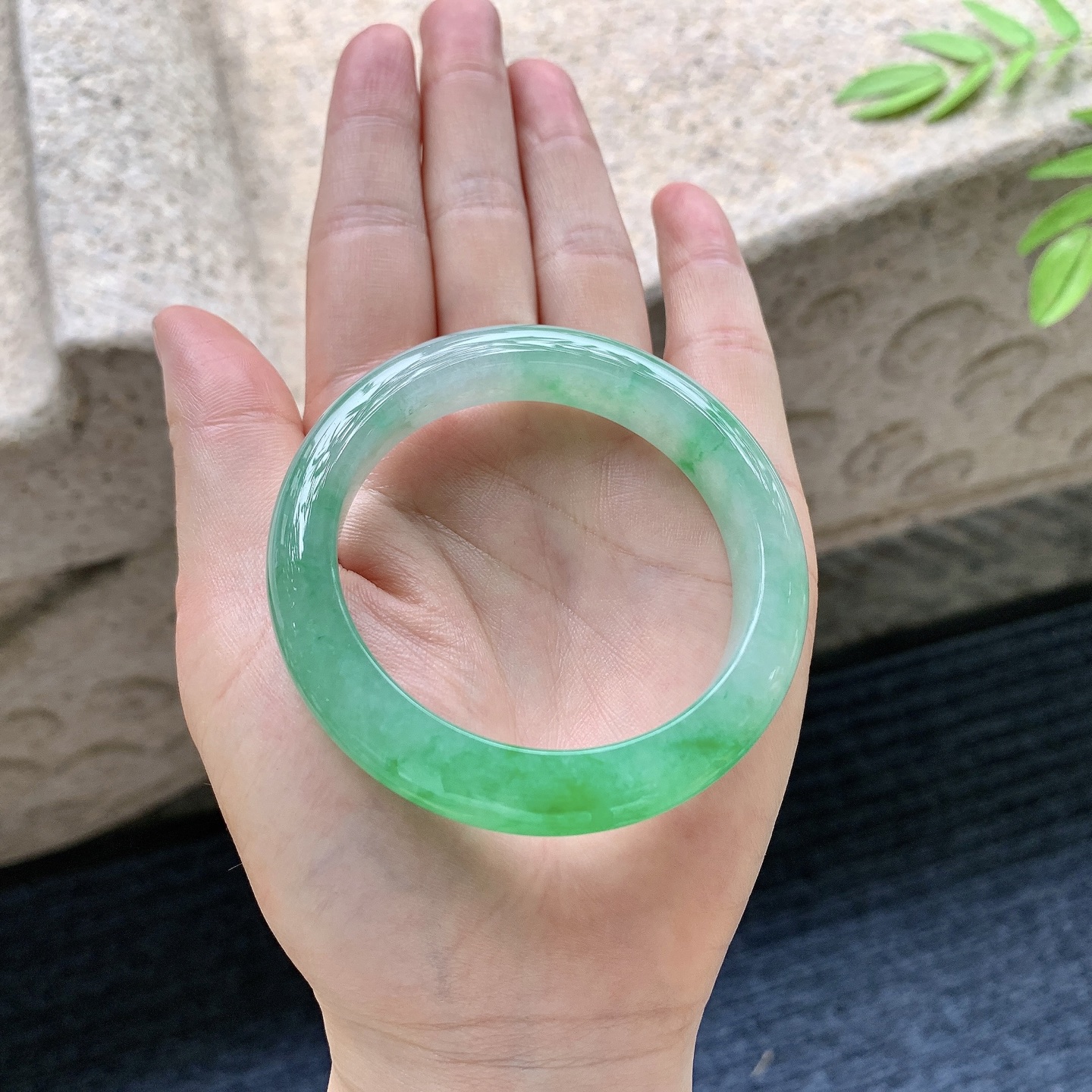 正圈50 51，圈口51.2/10.7/8.3，编码ZLD080310，冰糯飘辣绿，水润，种老，细腻