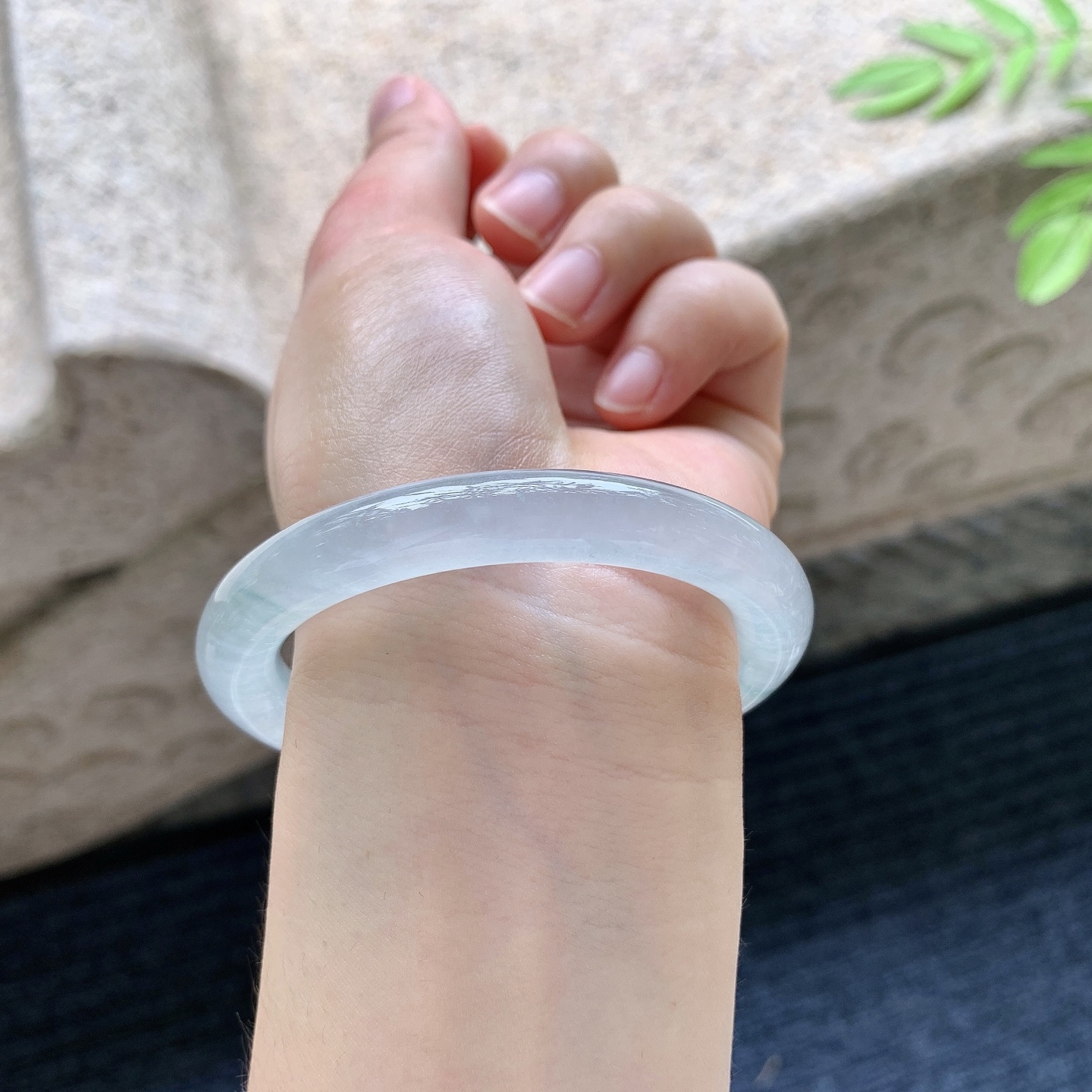 圆条53 54，【圈口】53.7/9.4/9，【编码】GJ080235，【描述】冰飘花，水润，种老，细腻，无裂。