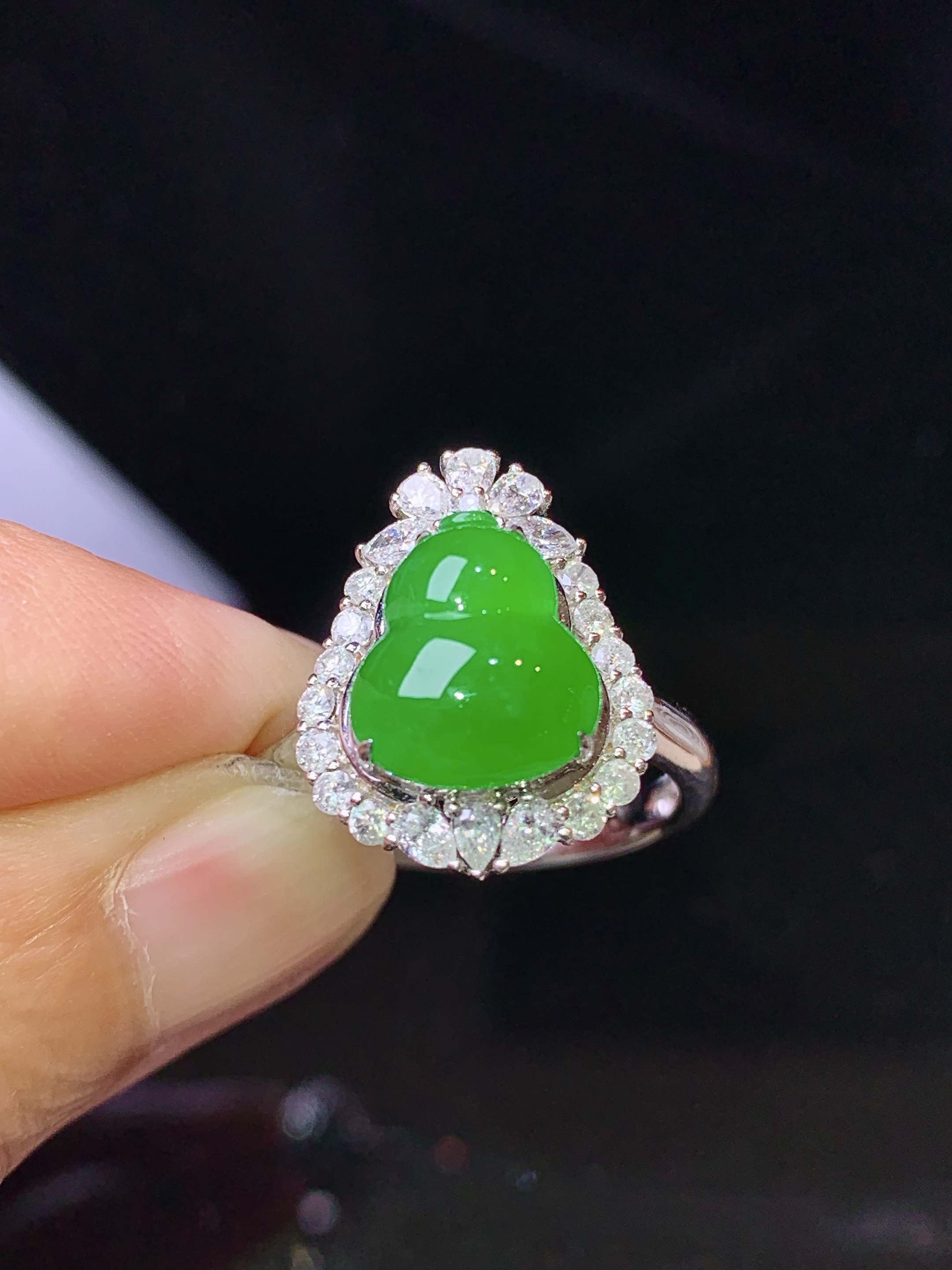 18k金钻镶嵌满绿葫芦戒指 玉质细腻 色泽艳丽清新 水润亮眼 圈口13.5 整体尺寸17*13.3*