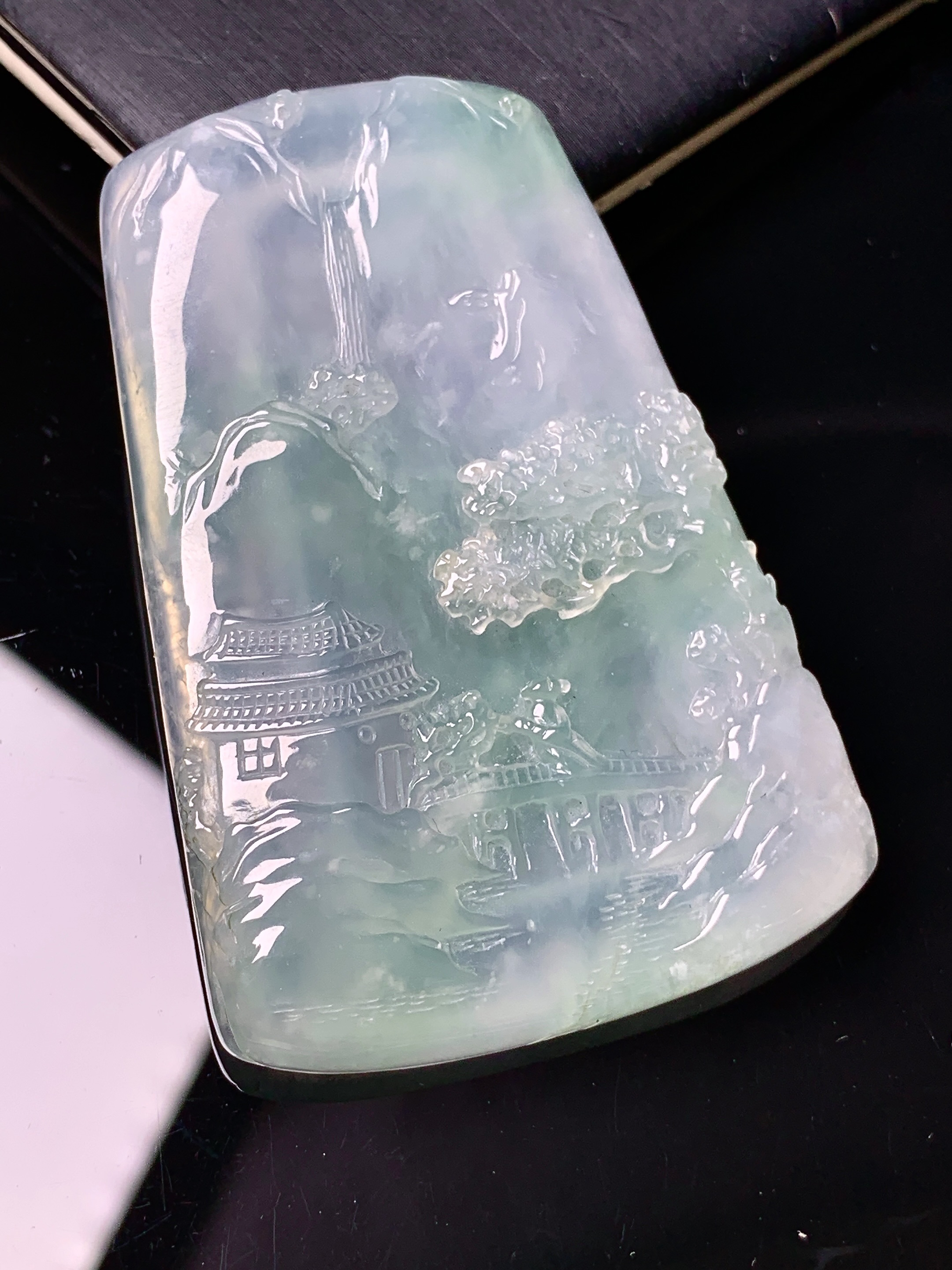 冰种山水牌子吊坠 玉质细腻 色泽艳丽清新 水润亮眼 整体尺寸59*39.5*5.2 c1