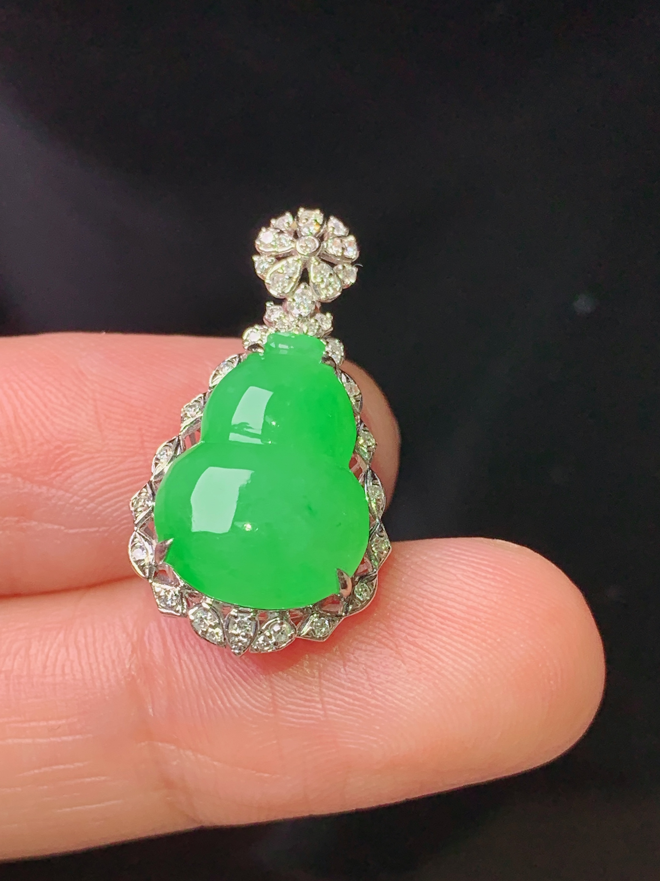 18k金钻镶嵌阳绿葫芦吊坠 玉质细腻 色泽艳丽清新 水润亮眼 整体尺寸25.2*13.6*8.6 j2