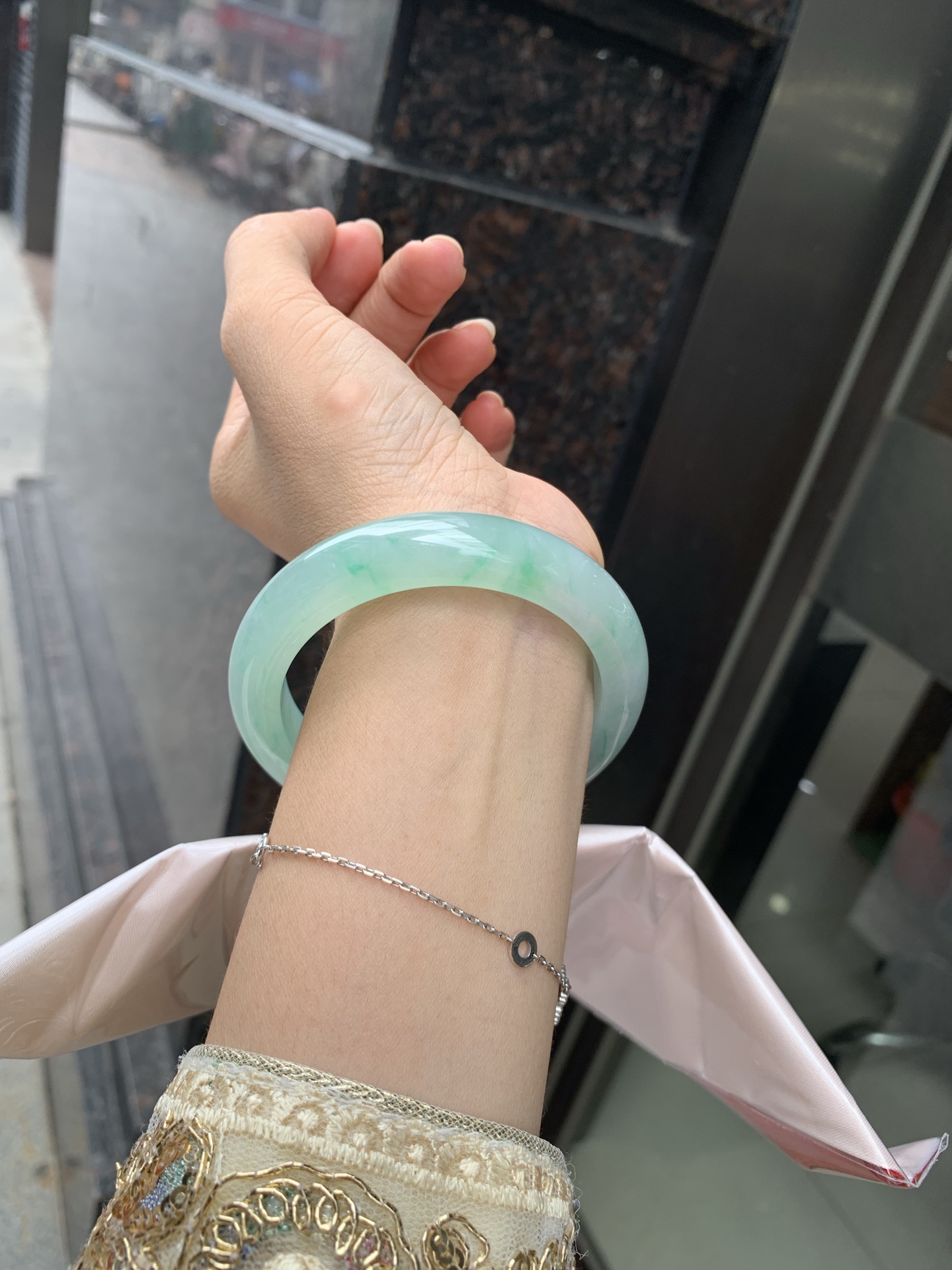 晴底金丝绿正圈, 57.3-9.2-12.5, 0802-N1286, 无裂，底妆冰润，干净细腻，满圈绿花，简约却充满灵气，清新如芽，宛若自然的画卷凝结于腕间，静中带动，韵味悠长