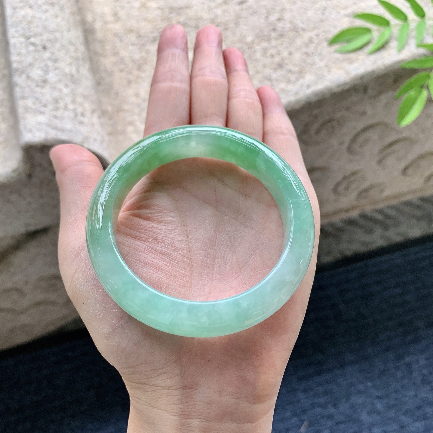 正圈55 56，圈口56/12.6/8.8，编码W6080219，糯冰黄加绿，水润，种老，细腻，无裂。