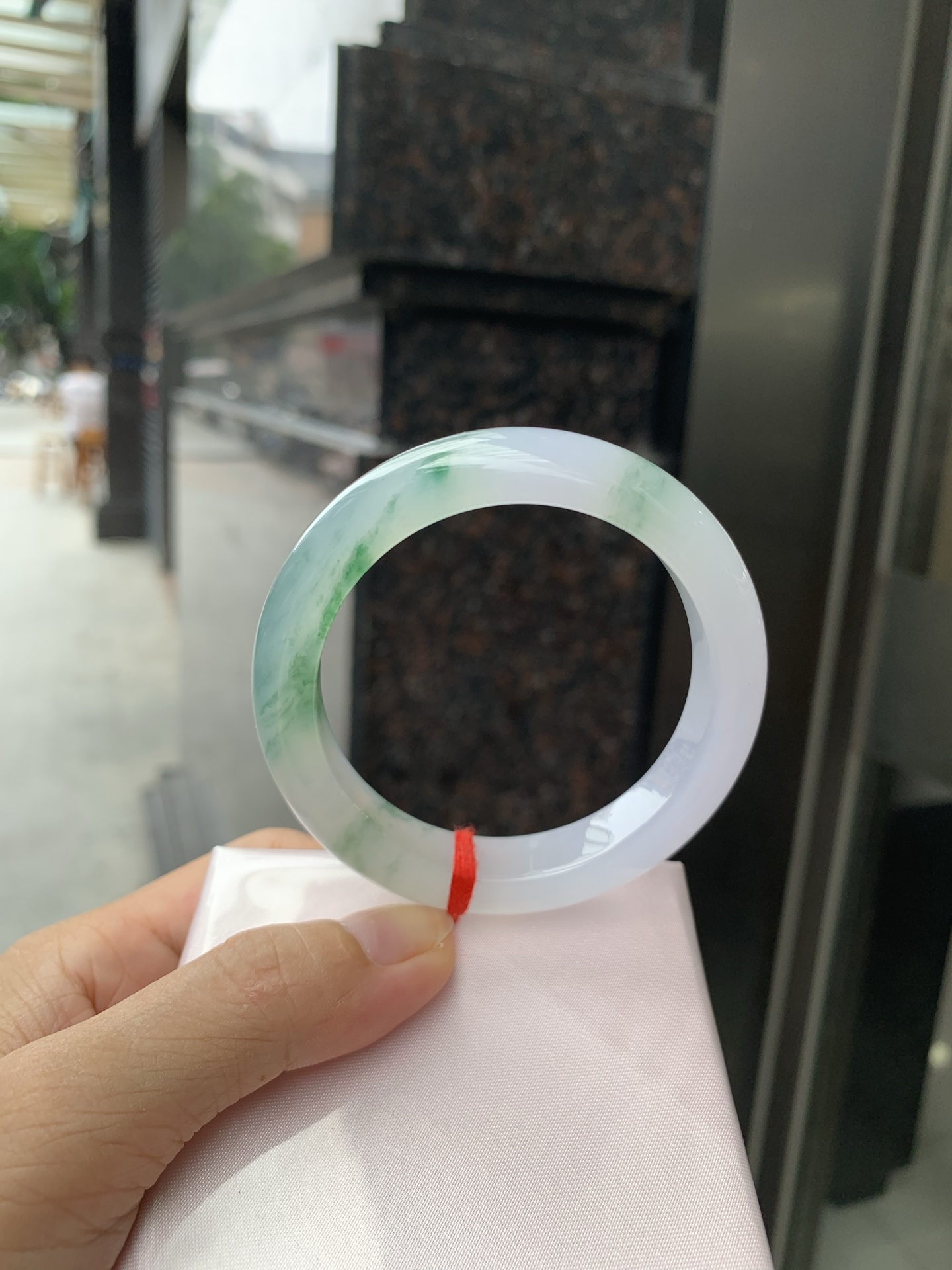 冰飘绿花正圈，54.7-8.9-12，0802-782-76，打灯棉絮，冰润的底妆上半圈绿花点缀，简约却充满灵气，清新如芽，宛若自然的画卷凝结于腕间，静中带动，韵味悠长