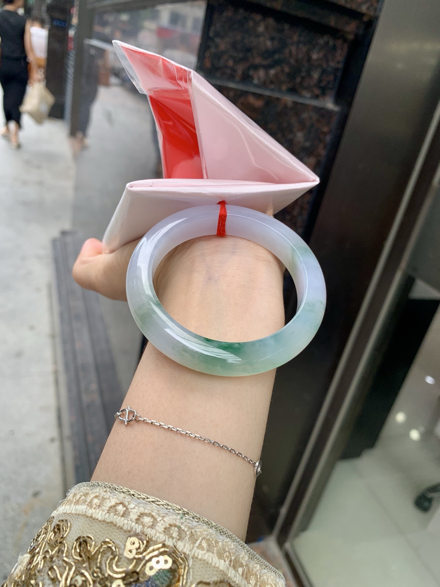 冰飘绿花正圈，54.7-8.9-12，0802-782-76，打灯棉絮，冰润的底妆上半圈绿花点缀，简约却充满灵气，清新如芽，宛若自然的画卷凝结于腕间，静中带动，韵味悠长