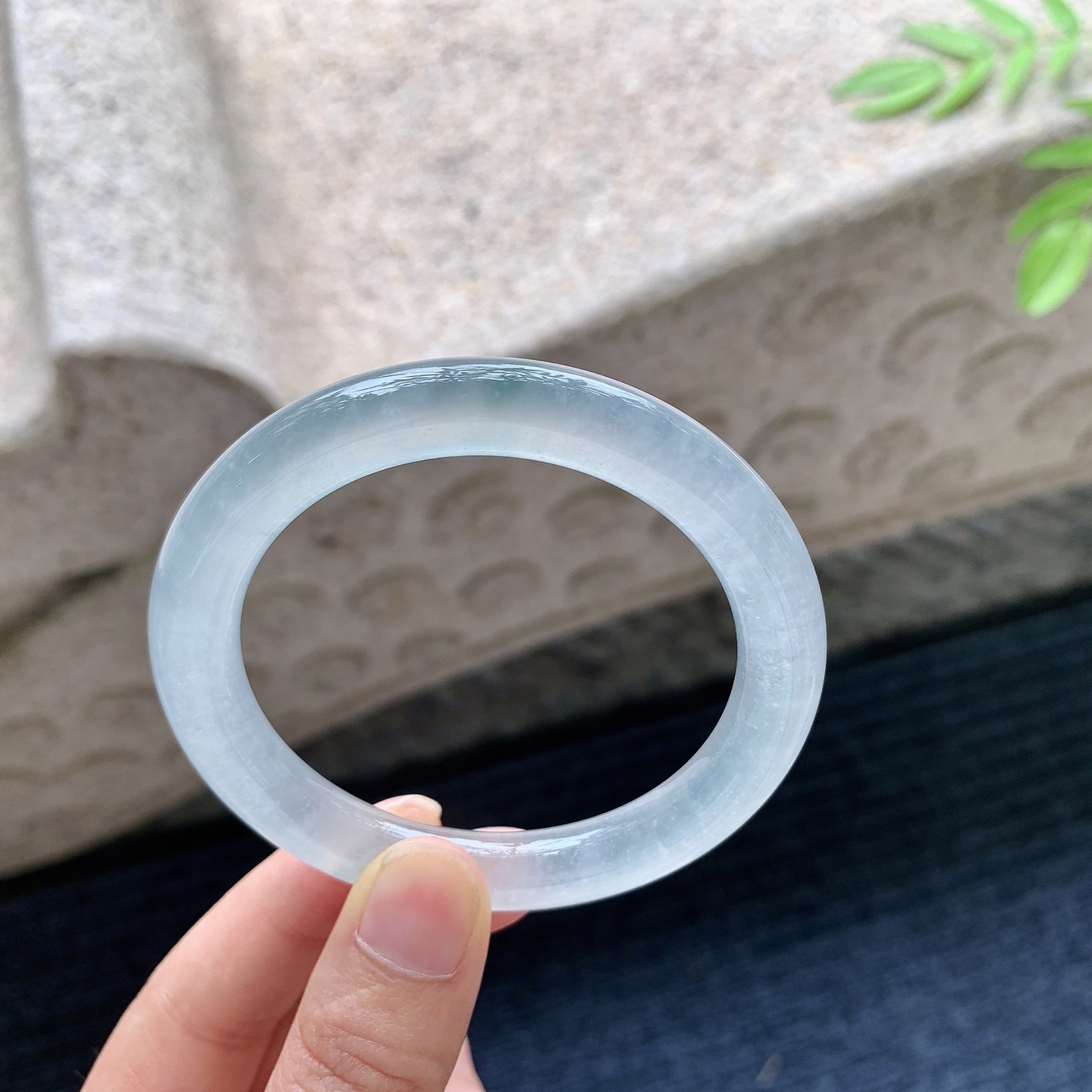 圆条53 54，【圈口】53.7/9.4/9，【编码】GJ080235，【描述】冰飘花，水润，种老，细腻，无裂。
