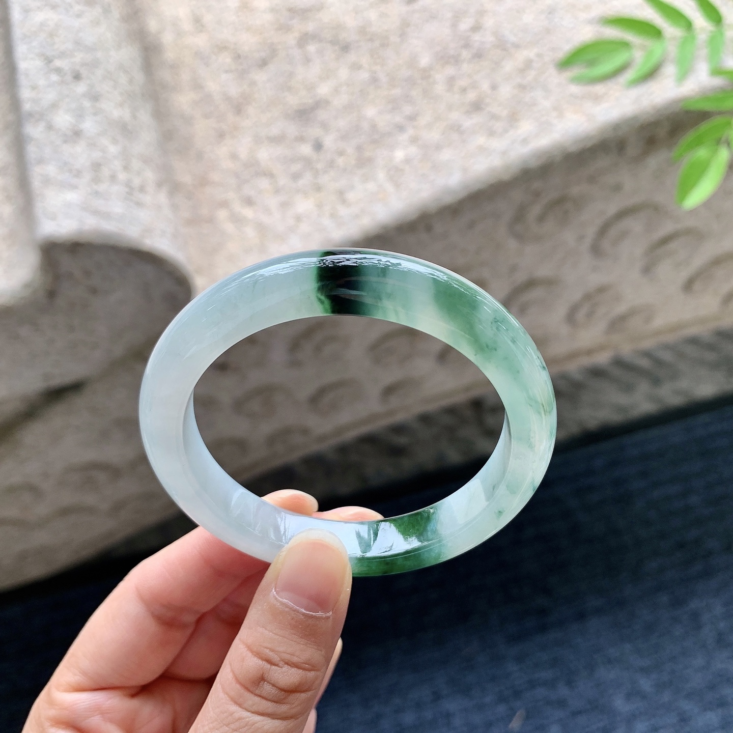 正圈52 53，圈口53.3/10/8，编码HC080211，描述糯冰飘绿，水润，种老，细腻，打灯有棉线