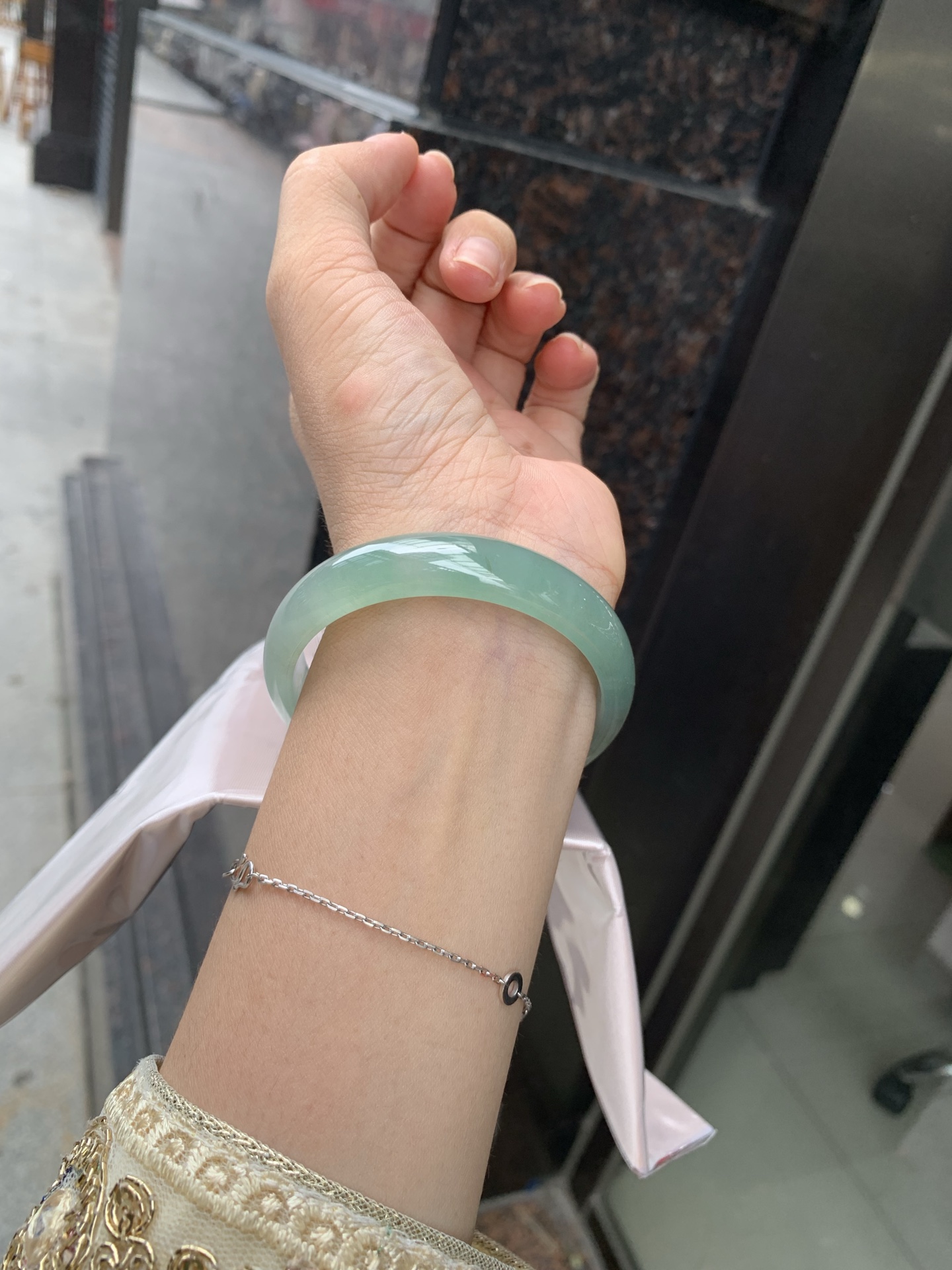 湖水蓝正圈，打灯棉絮，底妆冰润细腻，它的蓝底深邃而柔和，仿佛阳光洒落湖面，泛起层层涟漪，波光粼粼，可谓是验证了“天青色等烟雨，而我在等你”