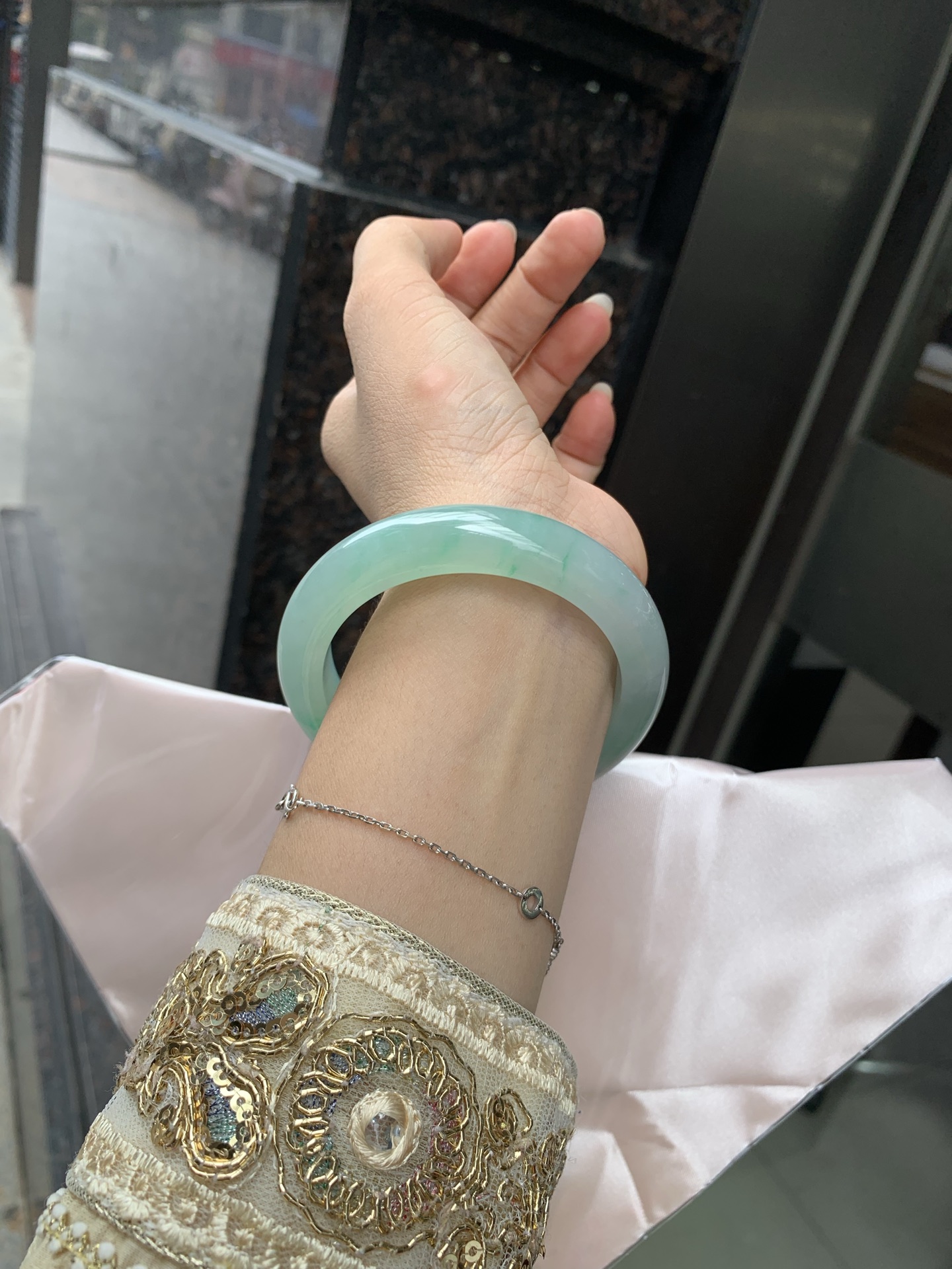 晴底金丝绿正圈, 57.3-9.2-12.5, 0802-N1286, 无裂，底妆冰润，干净细腻，满圈绿花，简约却充满灵气，清新如芽，宛若自然的画卷凝结于腕间，静中带动，韵味悠长