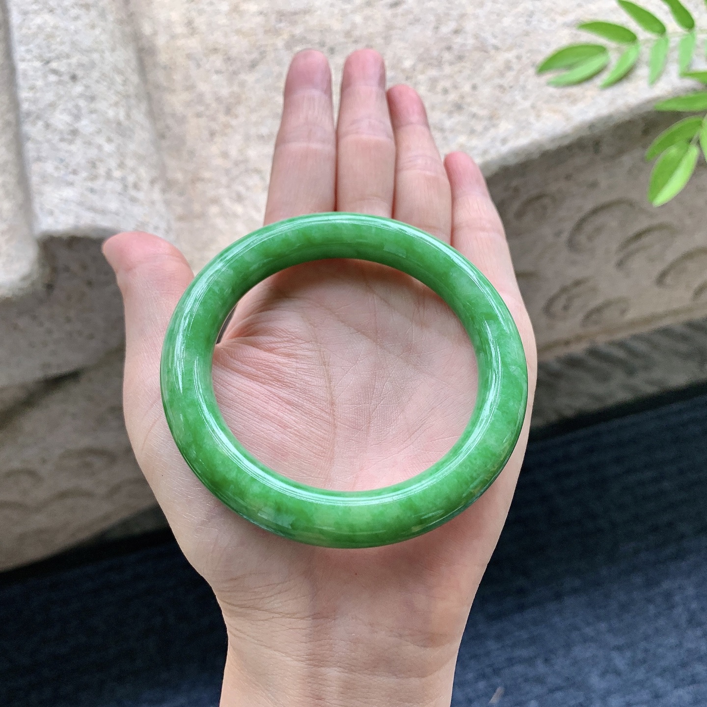 圆条54 55，圈口55.7/10.5/10.3，编码W6080237，糯冰满绿，色匀，种老，细腻，无裂。