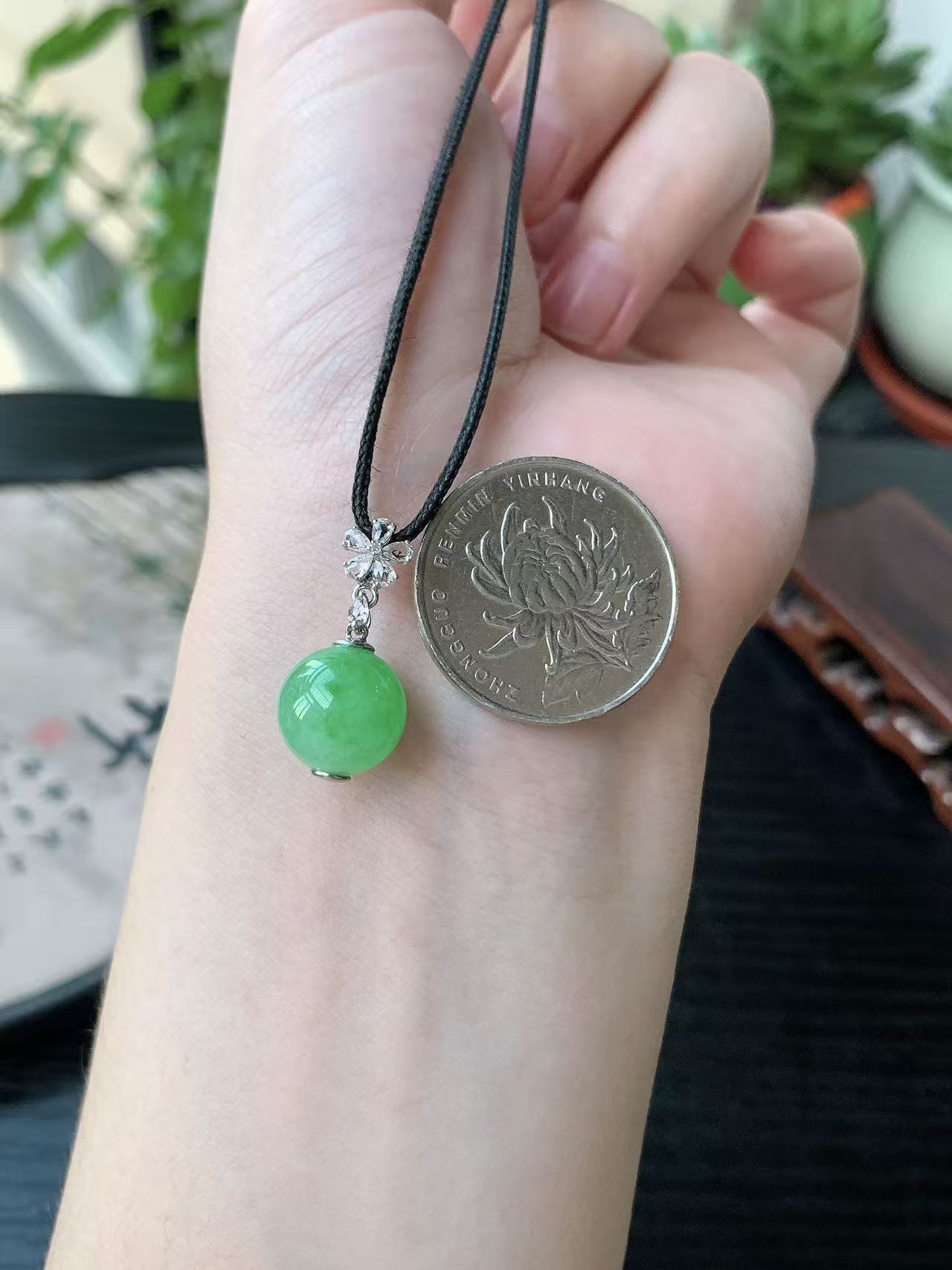 18k金镶嵌老坑冰种胶感满绿圆珠吊坠,裸石尺寸11mm