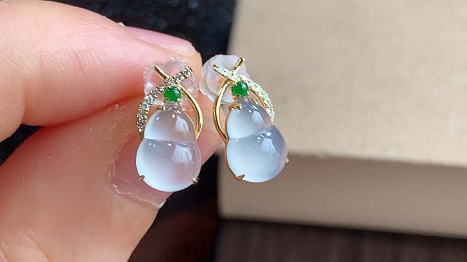 ️ 18K金伴钻葫芦耳钉，无裂，尺寸取一8.2-6.0-3.2mm，包A附证书