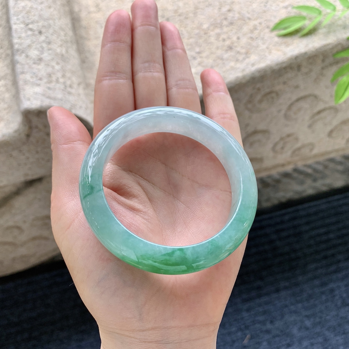 正圈53 54，圈口54.3/12.2/8.8，编码WW080331，冰糯飘绿，水润，种老，细腻，无