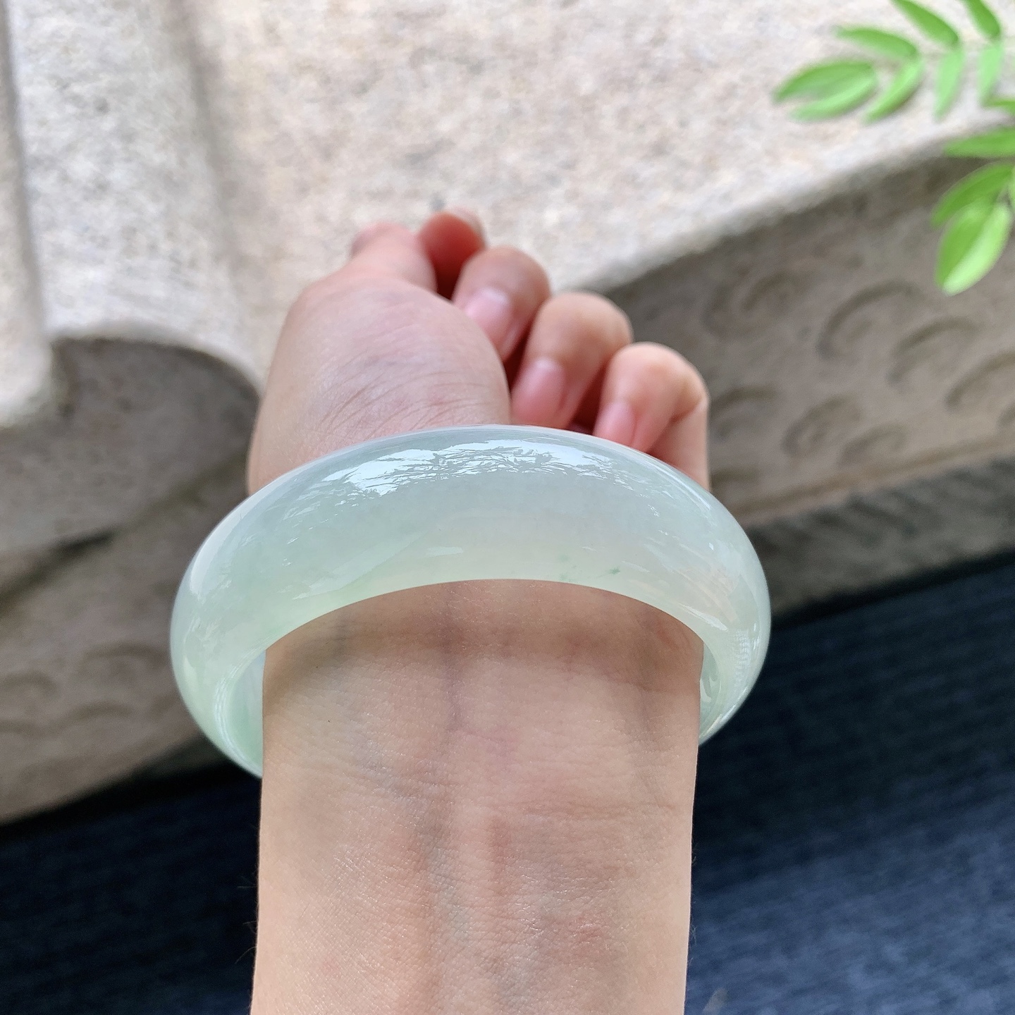 正圈58 59，圈口59.3/19.4/8.7，编码HC080225，糯冰晴绿，水润，种老，细腻，打灯有絮线