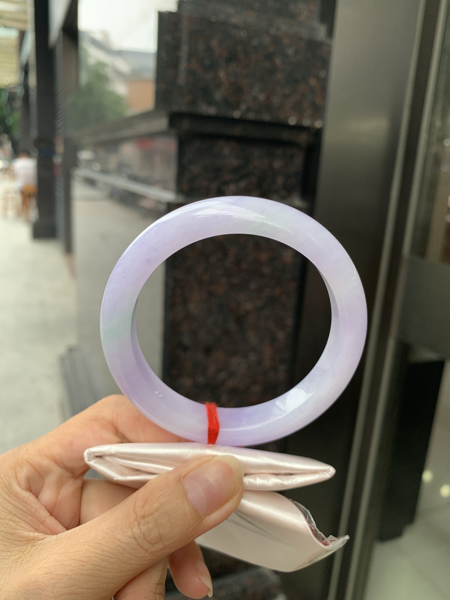 春彩正圈，打灯细纹，内圈微扣，底妆水润，满圈紫罗兰吸睛抢眼，两抹绿花点缀，浪漫迷人，仙气飘飘，优雅高贵显气质，感满满，紫罗兰自然光不失色，不同光线不一样视觉感受