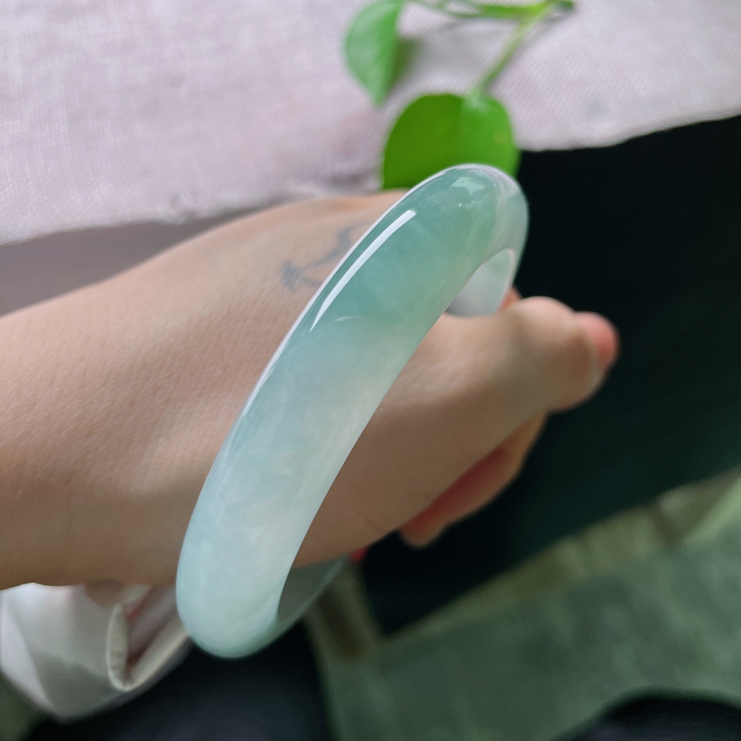 58.2/12.1/8.3，冰蓝正圈，种老，清透泛光，低调中透露着一股清流，无裂，56019a