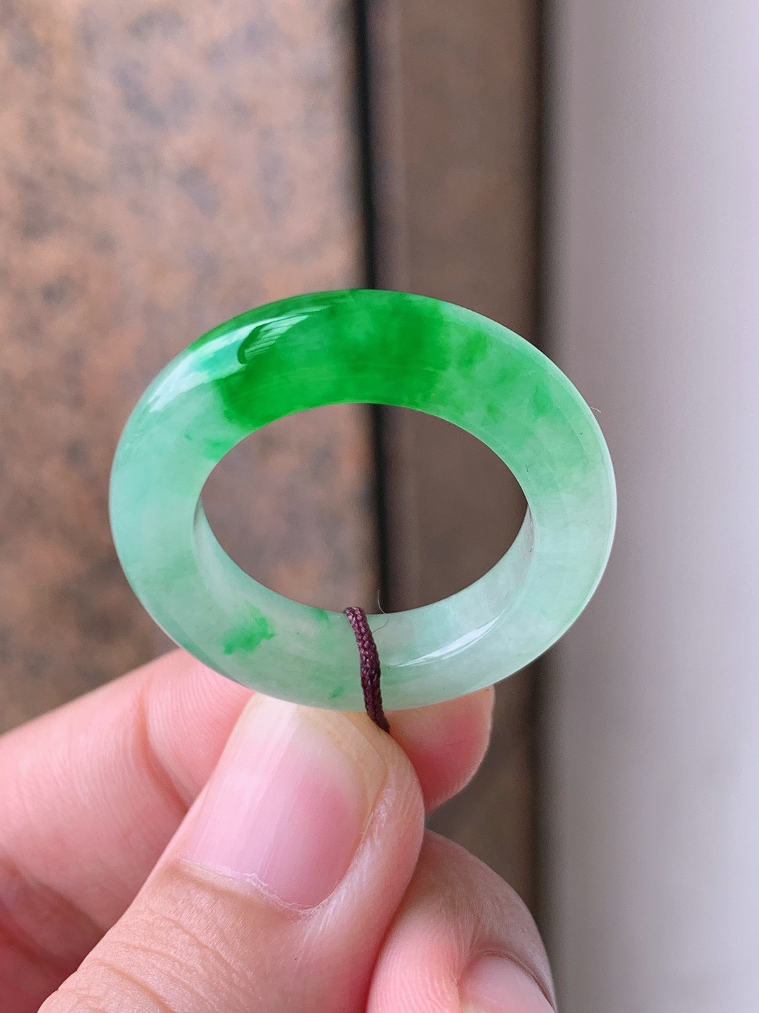 冰飘绿指环戒圈，辣色鲜阳灵动，种质温润细腻，圈口规整，平安守护简约大气，日常佩戴雅致耐看
