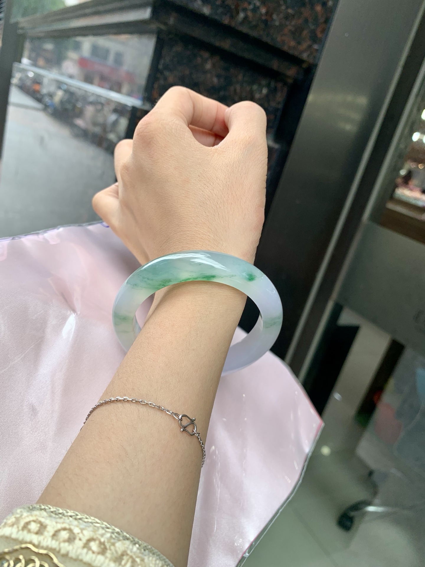 冰飘绿花正圈，54.7-8.9-12，0802-782-76，打灯棉絮，冰润的底妆上半圈绿花点缀，简约却充满灵气，清新如芽，宛若自然的画卷凝结于腕间，静中带动，韵味悠长