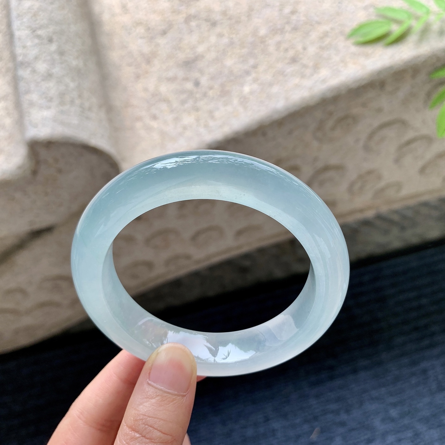 正圈57 58，圈口58.5/13.4/8.4，编码BA080318，描述冰种晴蓝，清透，水润，种老，细腻，打灯有絮线