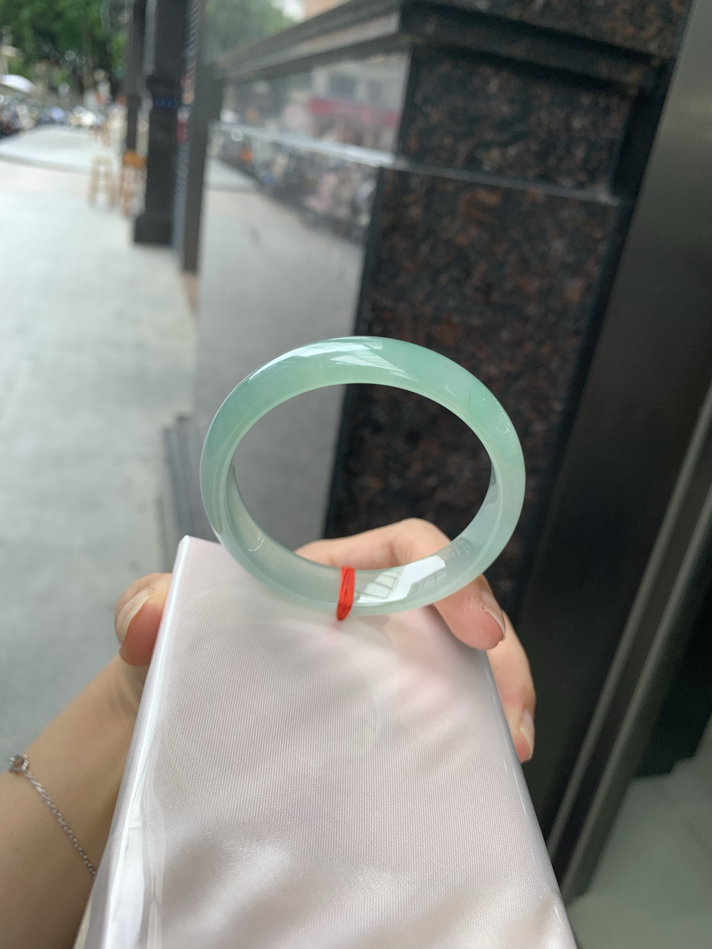 湖水蓝正圈，打灯棉絮，底妆冰润细腻，它的蓝底深邃而柔和，仿佛阳光洒落湖面，泛起层层涟漪，波光粼粼，可谓是验证了“天青色等烟雨，而我在等你”