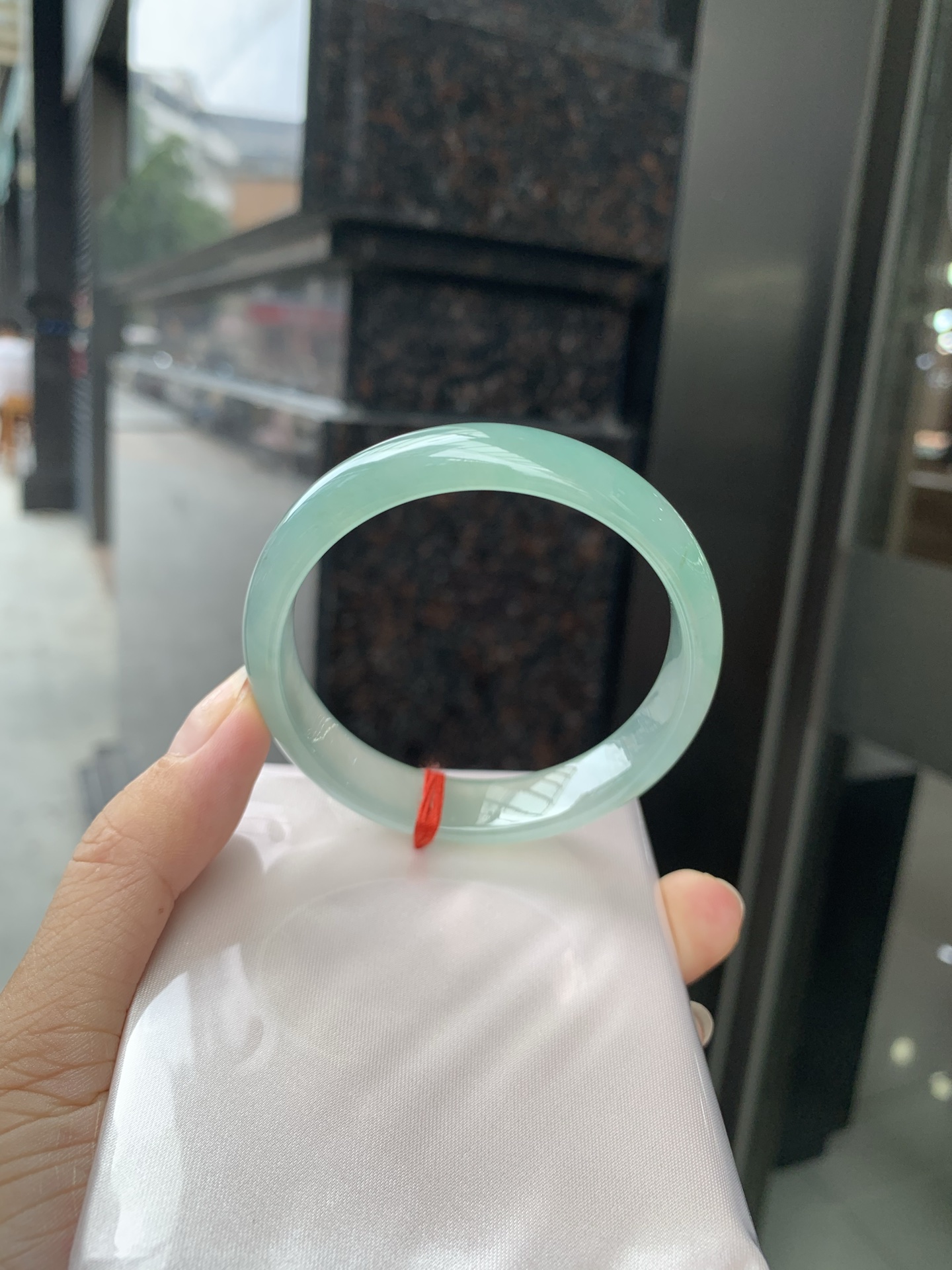 湖水蓝正圈，打灯棉絮，底妆冰润细腻，它的蓝底深邃而柔和，仿佛阳光洒落湖面，泛起层层涟漪，波光粼粼，可谓是验证了“天青色等烟雨，而我在等你”