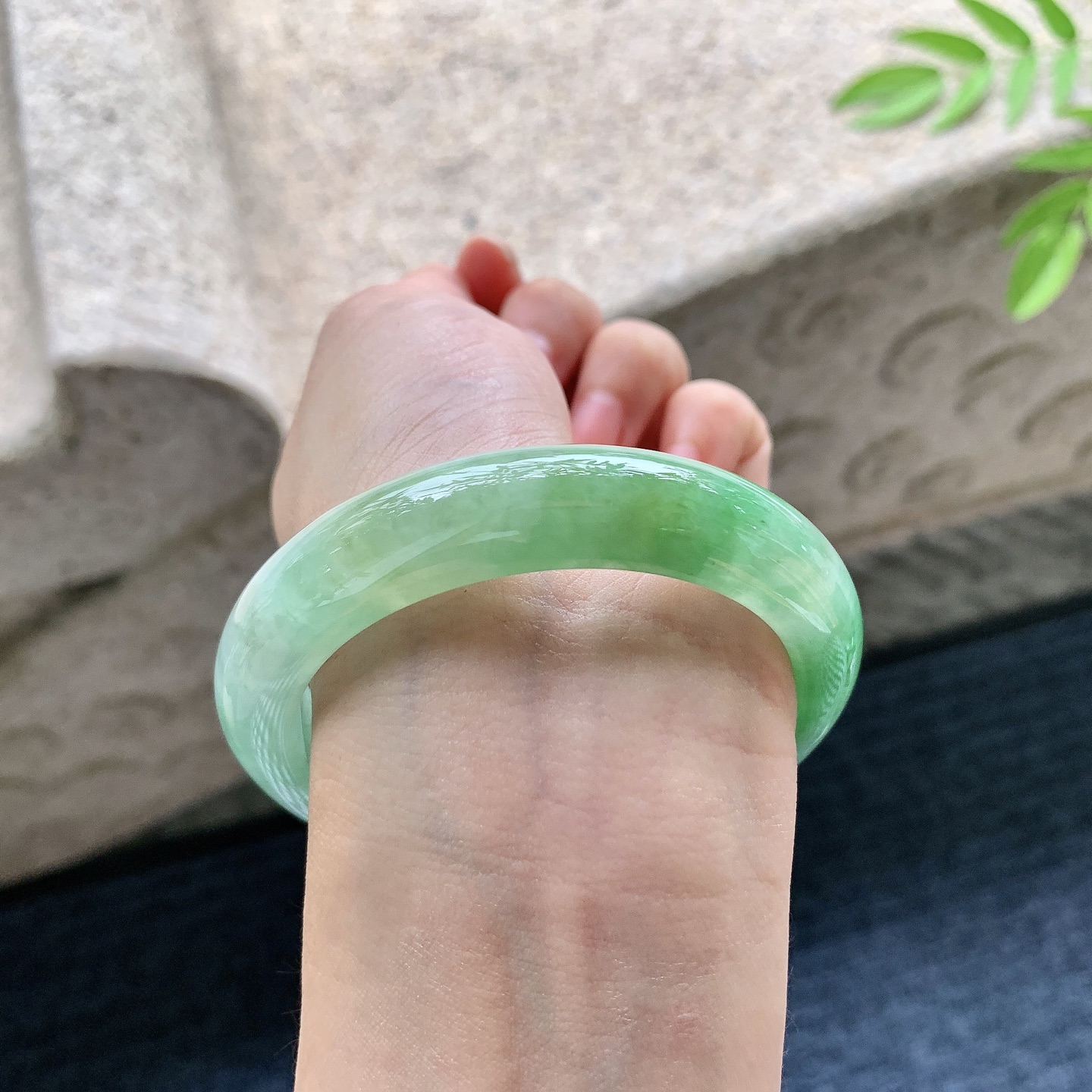 正圈55 56，圈口56/12.6/8.8，编码W6080219，糯冰黄加绿，水润，种老，细腻，无裂。