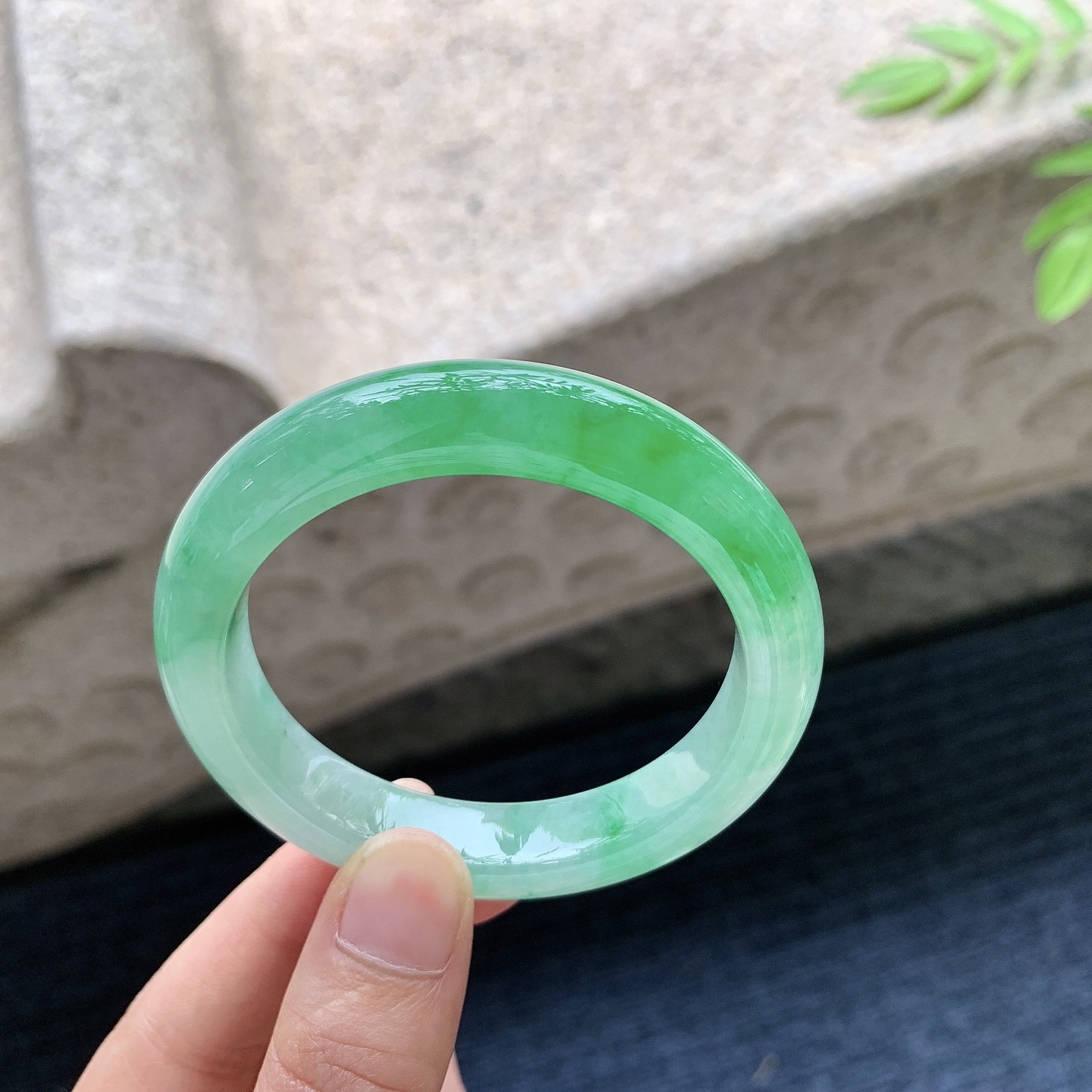 正圈50 51，圈口51.2/10.7/8.3，编码ZLD080310，冰糯飘辣绿，水润，种老，细腻，打灯有絮线