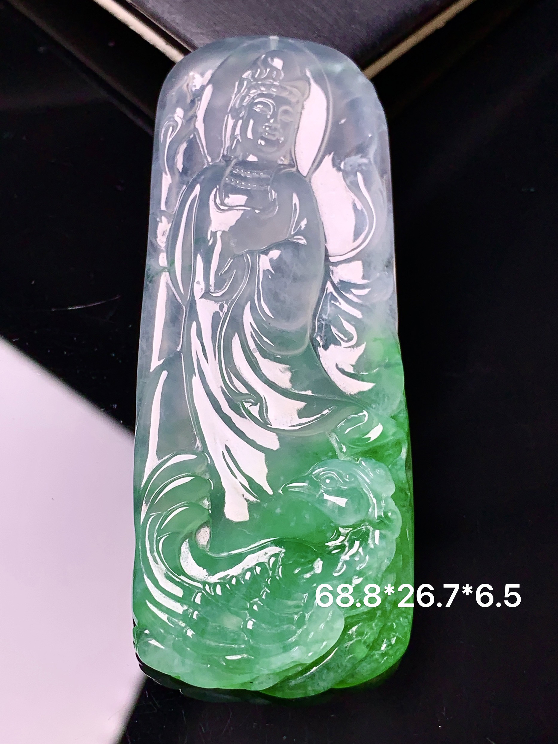 飘绿观音菩萨吊坠 玉质细腻 色泽艳丽清新 水润亮眼 整体尺寸68.8*26.7*6.5 c1