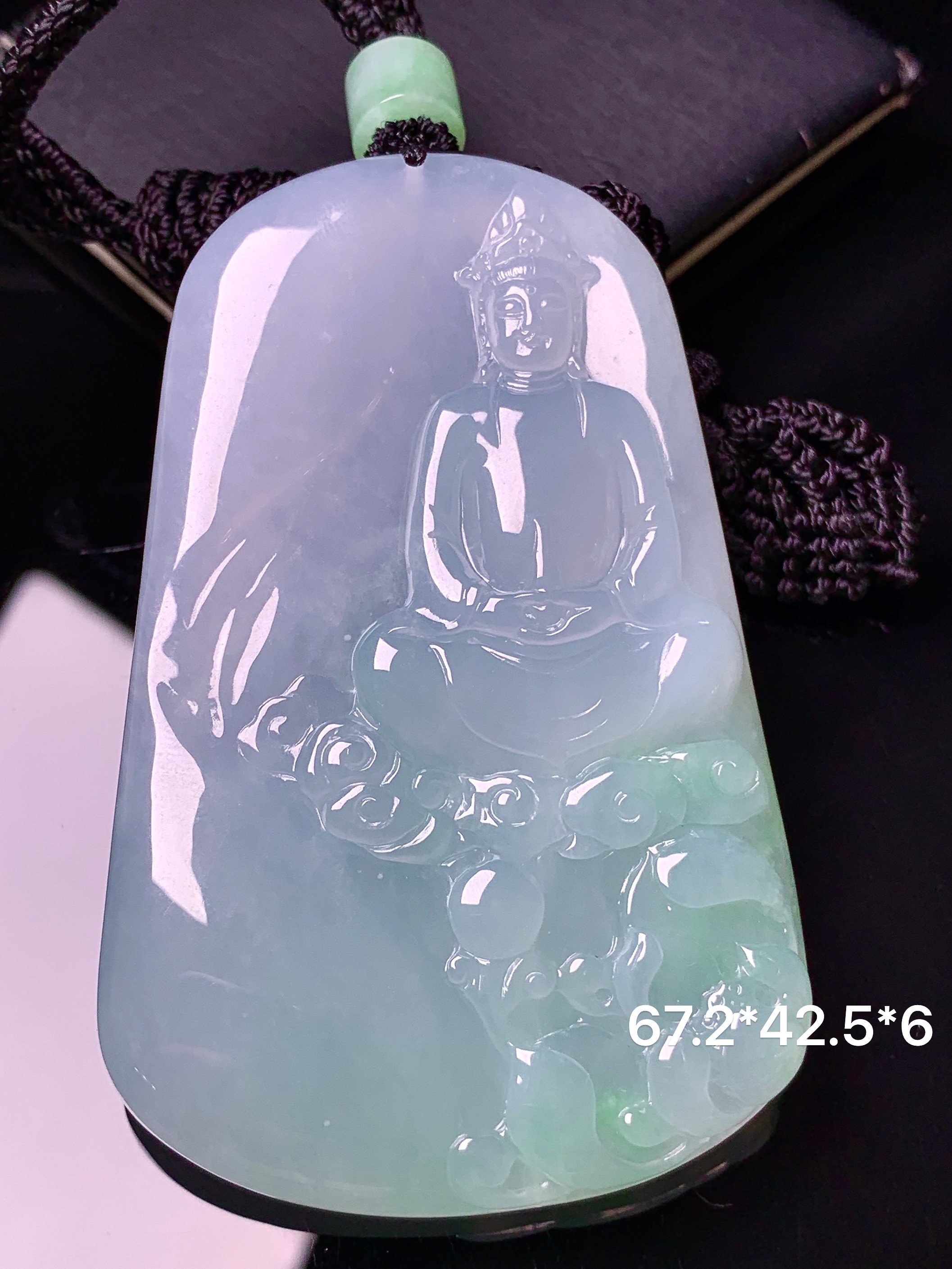 飘绿观音菩萨吊坠 玉质细腻 色泽艳丽清新 水润亮眼 整体尺寸67.2*42.5*6 L1