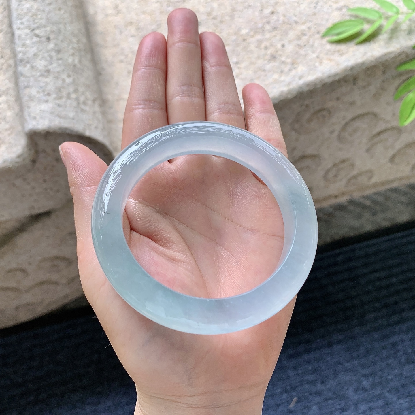 正圈57 58，圈口58.5/13.4/8.4，编码BA080318，描述冰种晴蓝，清透，水润，种老，细腻，打灯有絮线