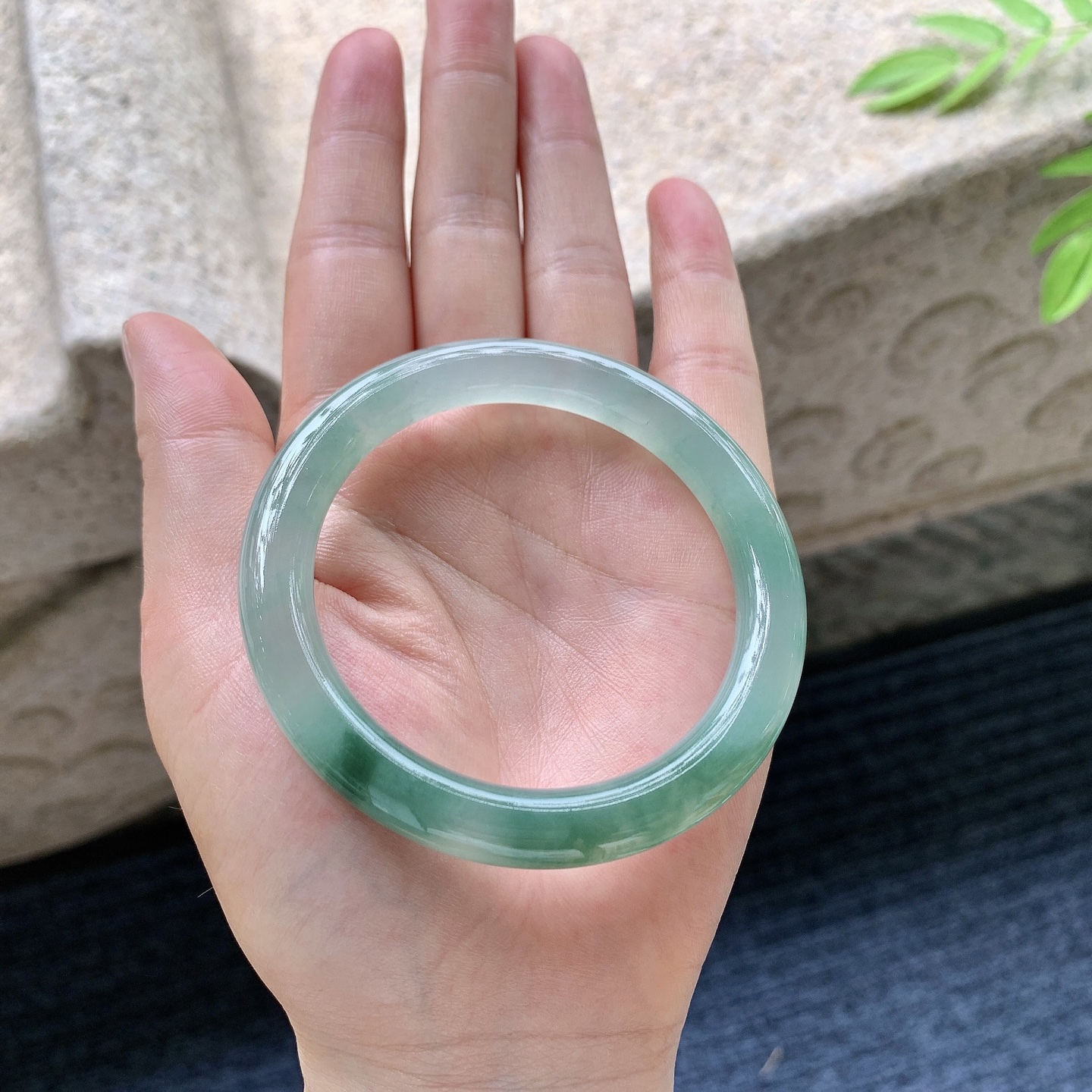 圆条53 54，圈口54.4/8.2/8.7，编码DZ080311，描述：冰糯飘绿，水润，种老，细腻