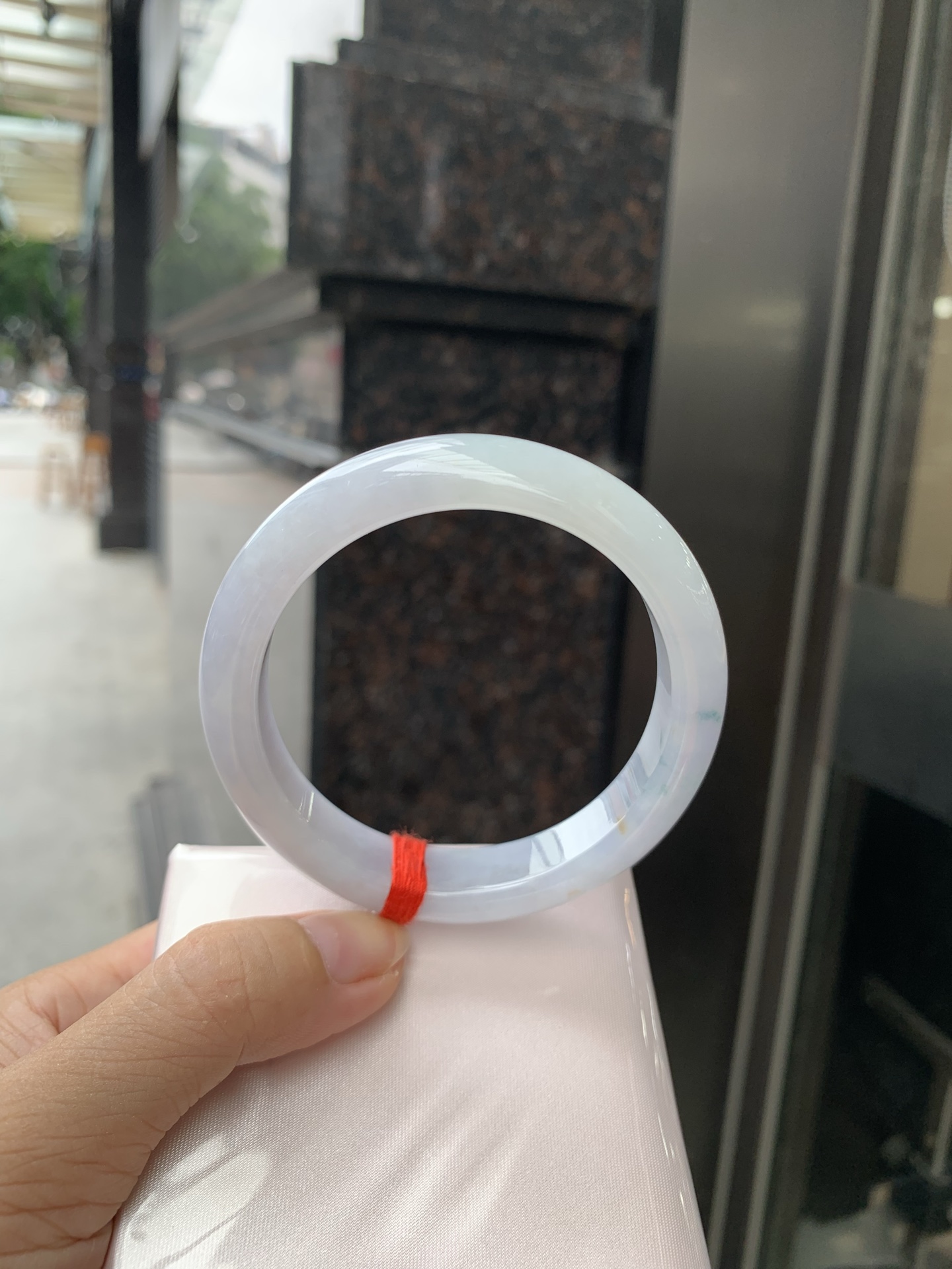三彩正圈,底妆水润，春彩洒金，有三彩特色，仿佛彩虹般的色彩，绚丽梦幻，气质清新淡雅，上手靓丽大方。