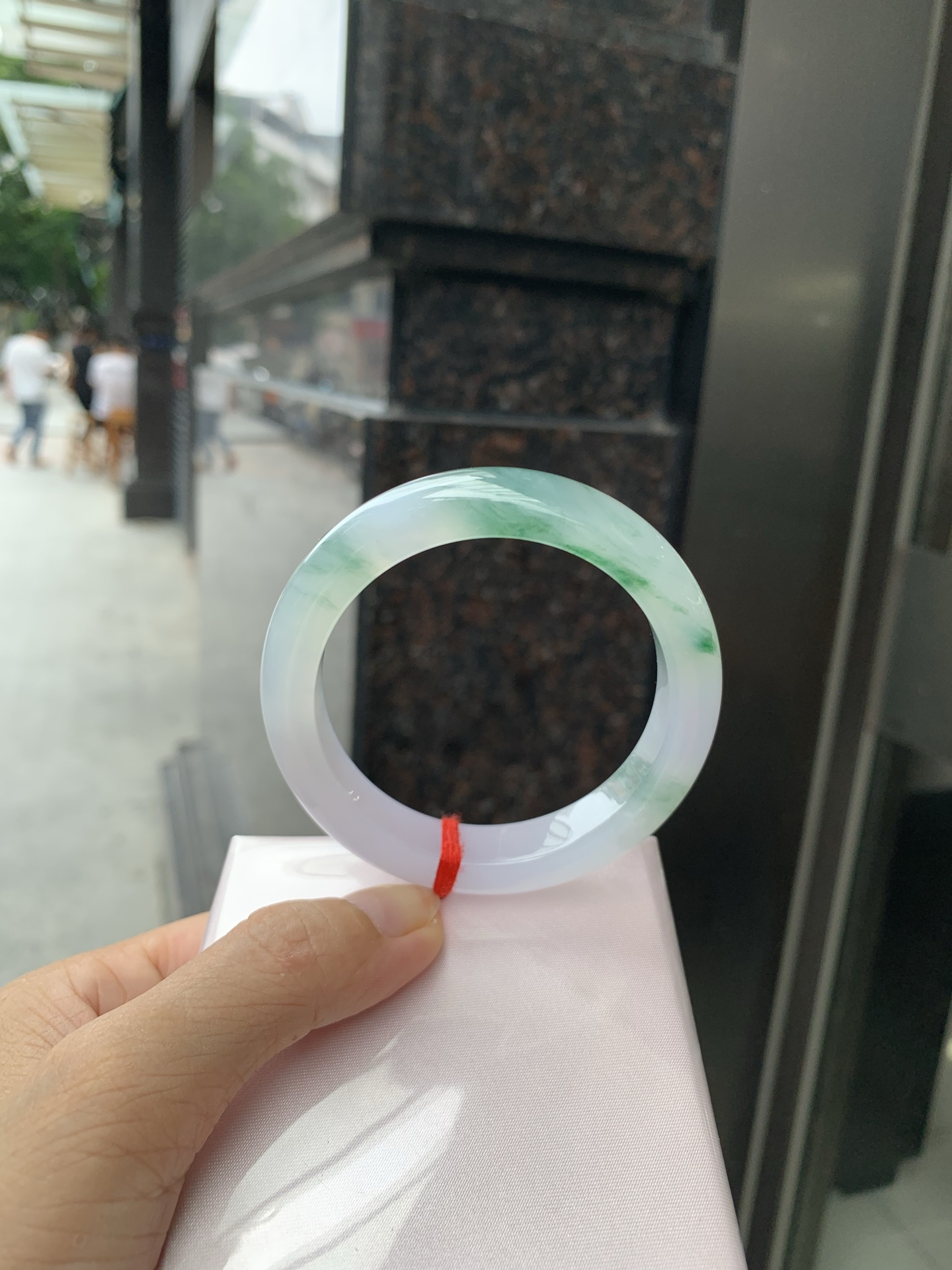 冰飘绿花正圈，54.7-8.9-12，0802-782-76，打灯棉絮，冰润的底妆上半圈绿花点缀，简约却充满灵气，清新如芽，宛若自然的画卷凝结于腕间，静中带动，韵味悠长