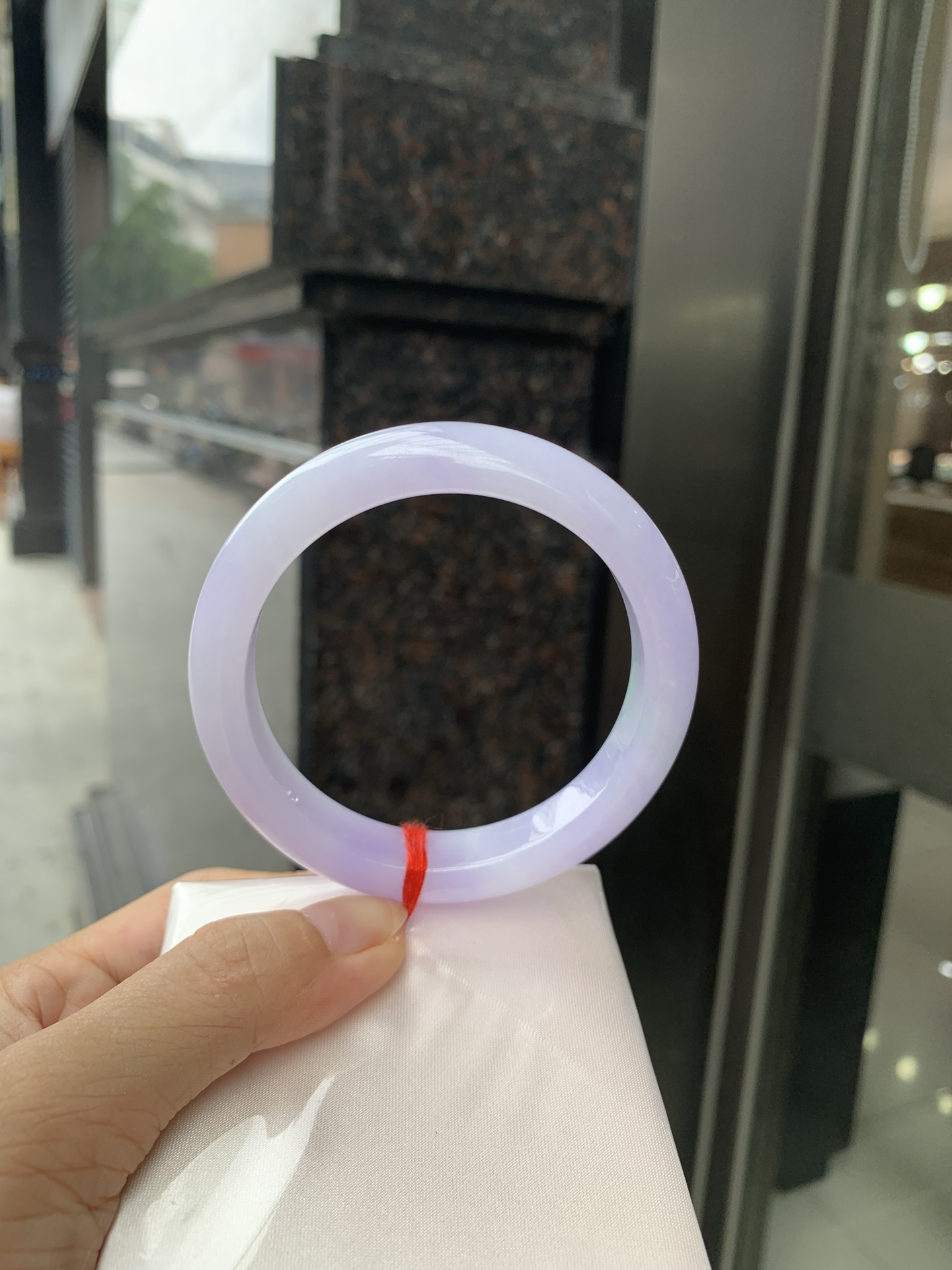 春彩正圈，打灯细纹，内圈微扣，底妆水润，满圈紫罗兰吸睛抢眼，两抹绿花点缀，浪漫迷人，仙气飘飘，优雅高贵显气质，感满满，紫罗兰自然光不失色，不同光线不一样视觉感受