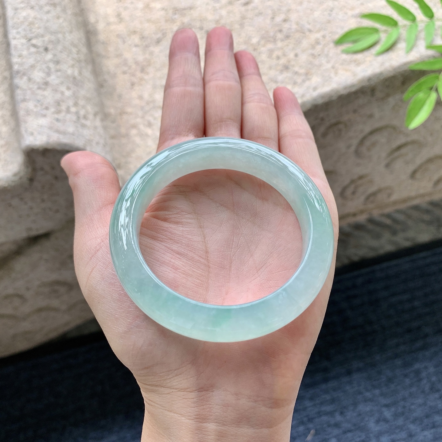 正圈52 53，圈口53.6/11.6/9，编码W6080216，描述糯冰淡绿，水润，种老，细腻，打